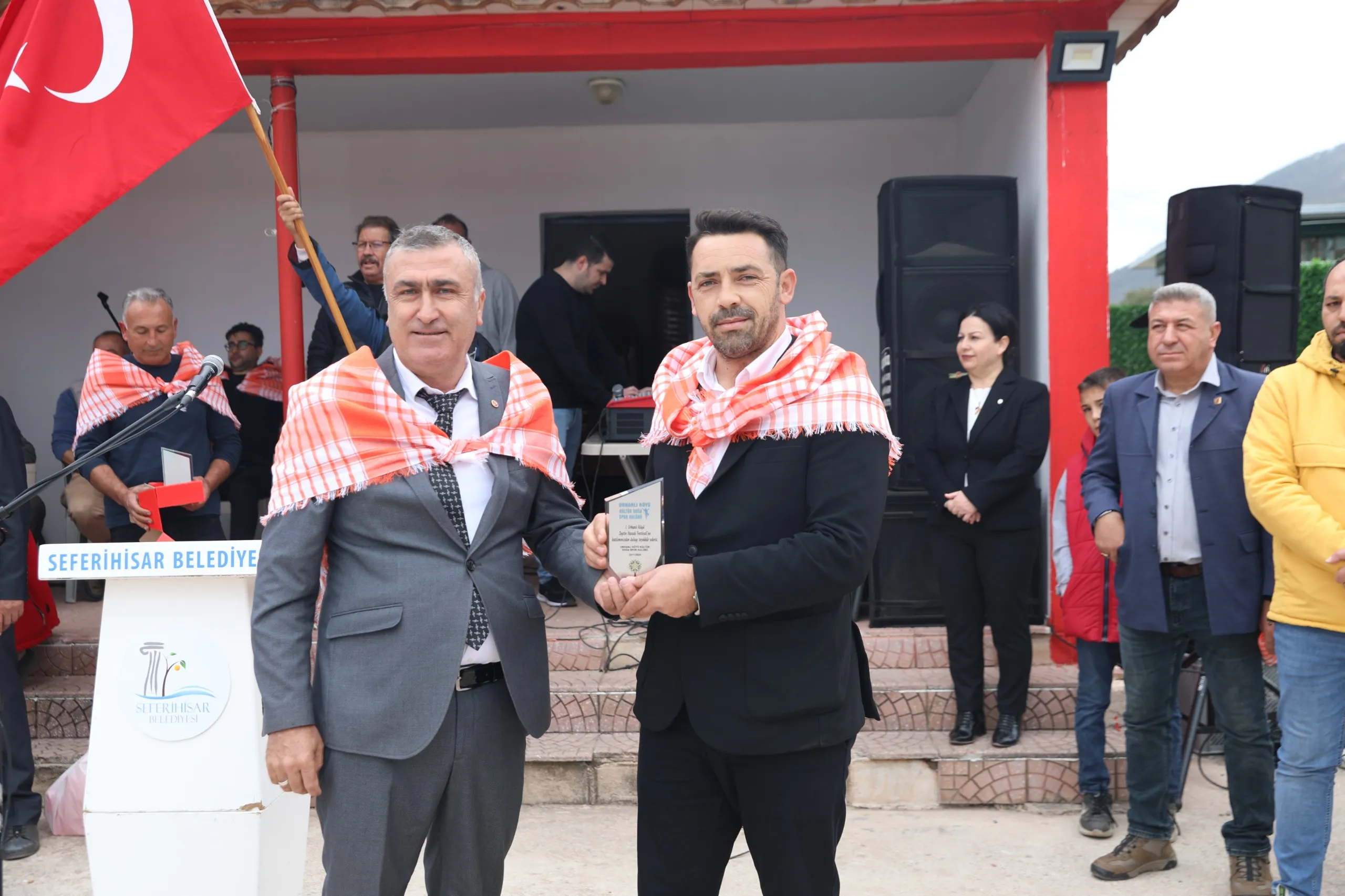 Seferihisar Belediyesi'nin düzenlediği Zeytin Hasat Festivali, Seferihisar Belediye Bandosu eşliğinde renkli etkinliklerle başladı. Başkanvekili Ürkmez, "Bilge Ağaç Zeytin Rotası" projesini tanıttı.