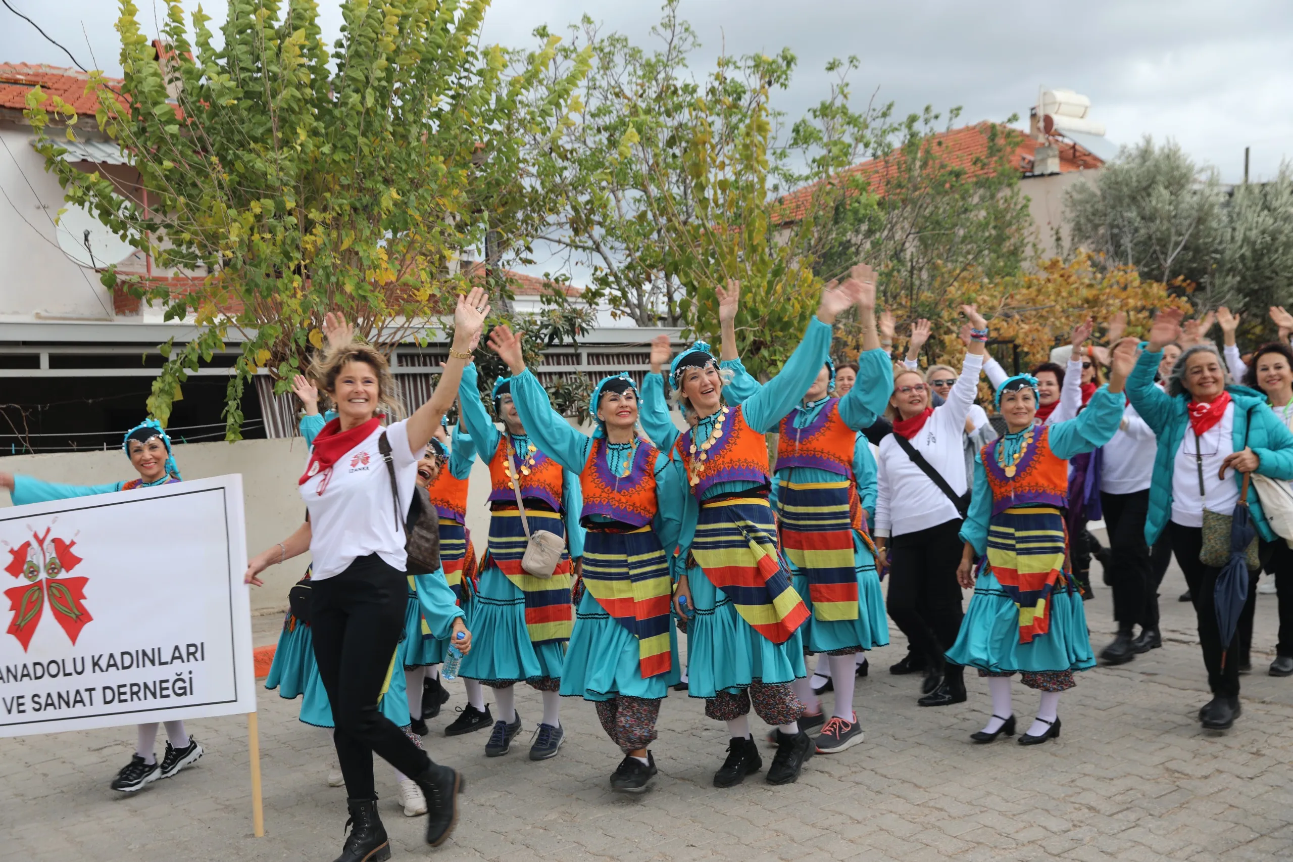 Seferihisar Belediyesi'nin düzenlediği Zeytin Hasat Festivali, Seferihisar Belediye Bandosu eşliğinde renkli etkinliklerle başladı. Başkanvekili Ürkmez, "Bilge Ağaç Zeytin Rotası" projesini tanıttı.