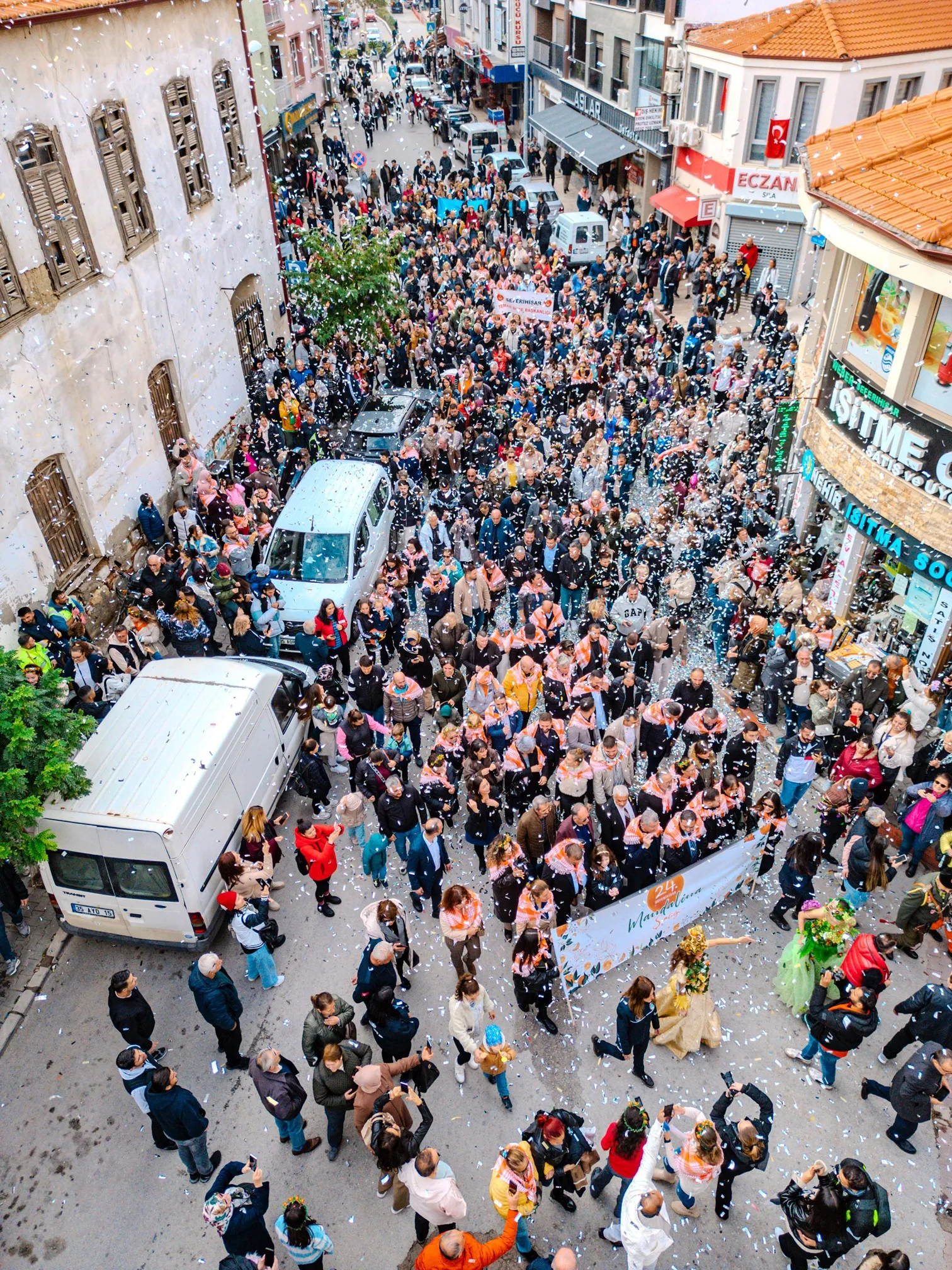 Seferihisar Mandalina Şenliği'nde ödüller sahiplerini buldu. Yiyecek, tatlı, hediyelik eşya ve en iyi mandalina yarışmalarının kazananları, renkli etkinliklerle ödüllerini aldı.