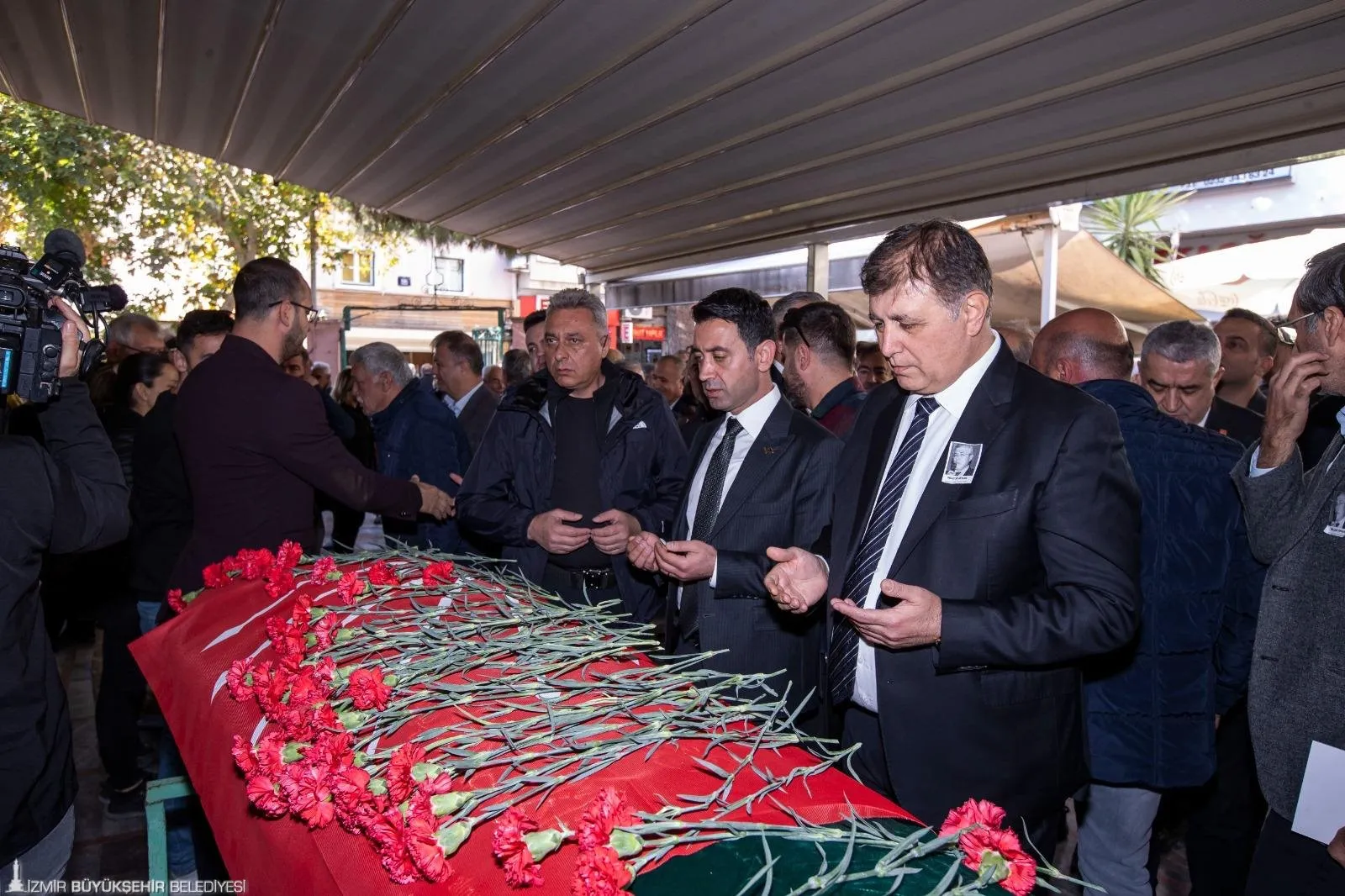 Eski CHP İzmir İl Başkanı Selçuk Ayhan, cenaze töreni ve Hüseyin İsabey Camii'ndeki namazın ardından son yolculuğuna uğurlandı. CHP Genel Başkanı ve İzmir Büyükşehir Belediye Başkanı da katıldı.