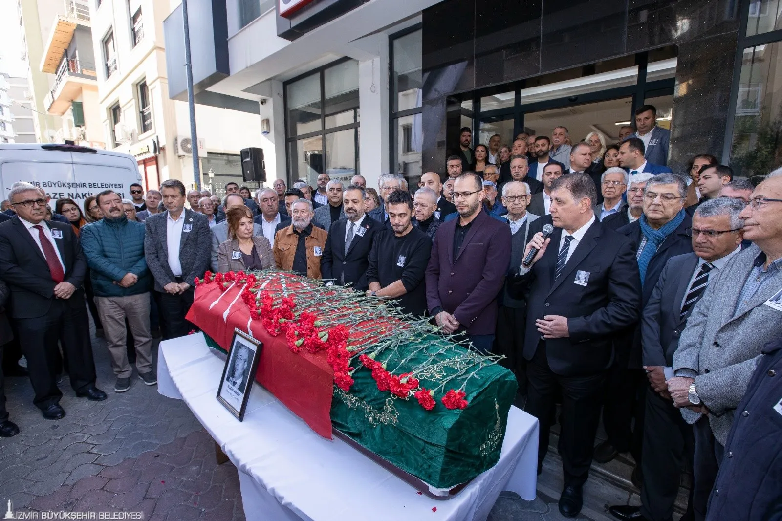 Eski CHP İzmir İl Başkanı Selçuk Ayhan, cenaze töreni ve Hüseyin İsabey Camii'ndeki namazın ardından son yolculuğuna uğurlandı. CHP Genel Başkanı ve İzmir Büyükşehir Belediye Başkanı da katıldı.