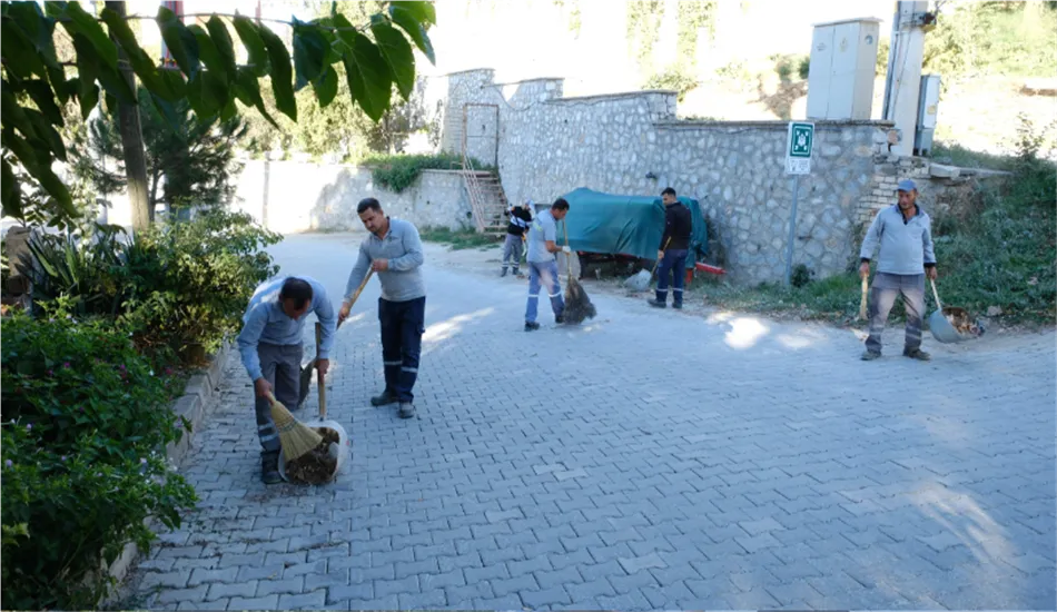 Tire Belediyesi Temizlik İşleri Müdürlüğü, sonbaharın etkisiyle artan kirlilik sorununa karşı harekete geçti. 