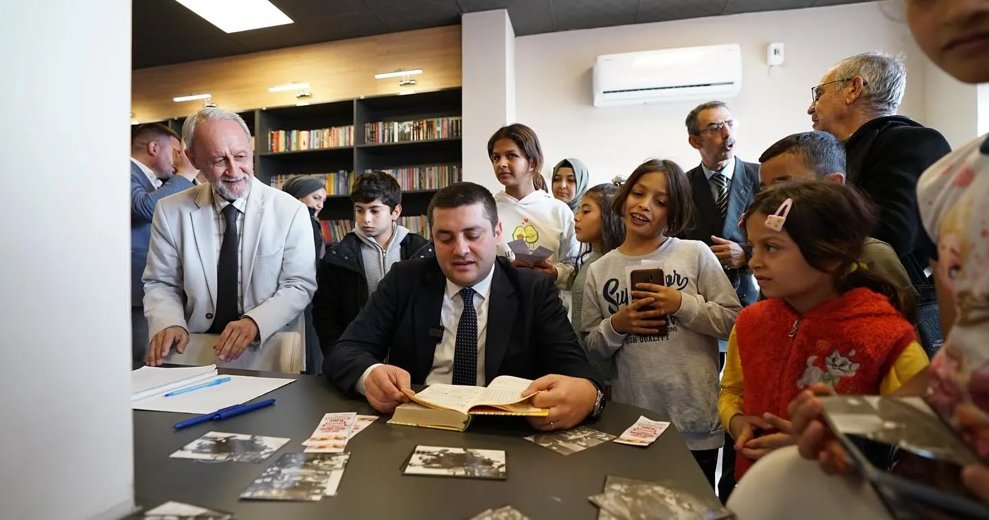 Torbalı Belediyesi ve İzmir Kitap Gönüllüleri işbirliğiyle açılan Necat Kuymulu Kütüphanesi, Atatürk ilke ve inkılaplarına bağlı nesiller yetiştirme misyonuyla kitapseverlerle buluştu.