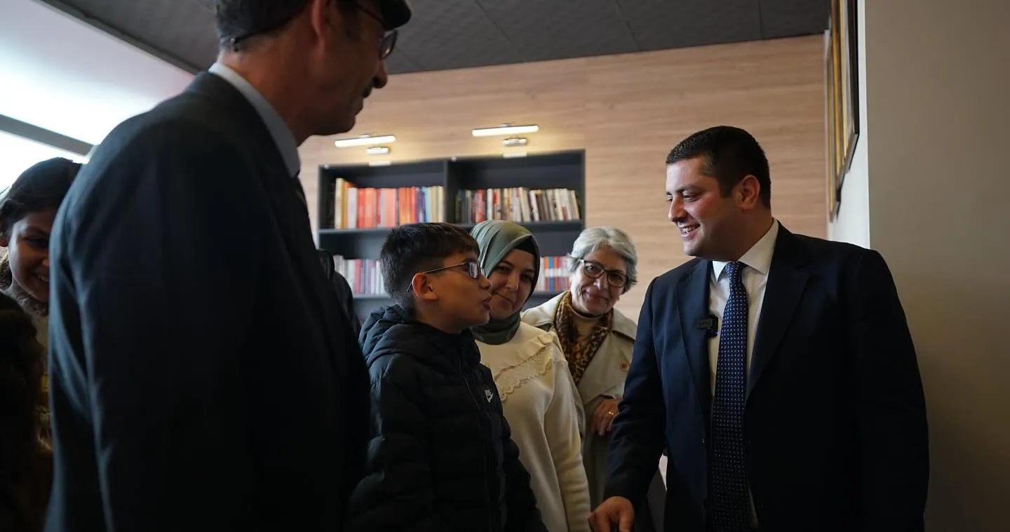 Torbalı Belediyesi ve İzmir Kitap Gönüllüleri işbirliğiyle açılan Necat Kuymulu Kütüphanesi, Atatürk ilke ve inkılaplarına bağlı nesiller yetiştirme misyonuyla kitapseverlerle buluştu.