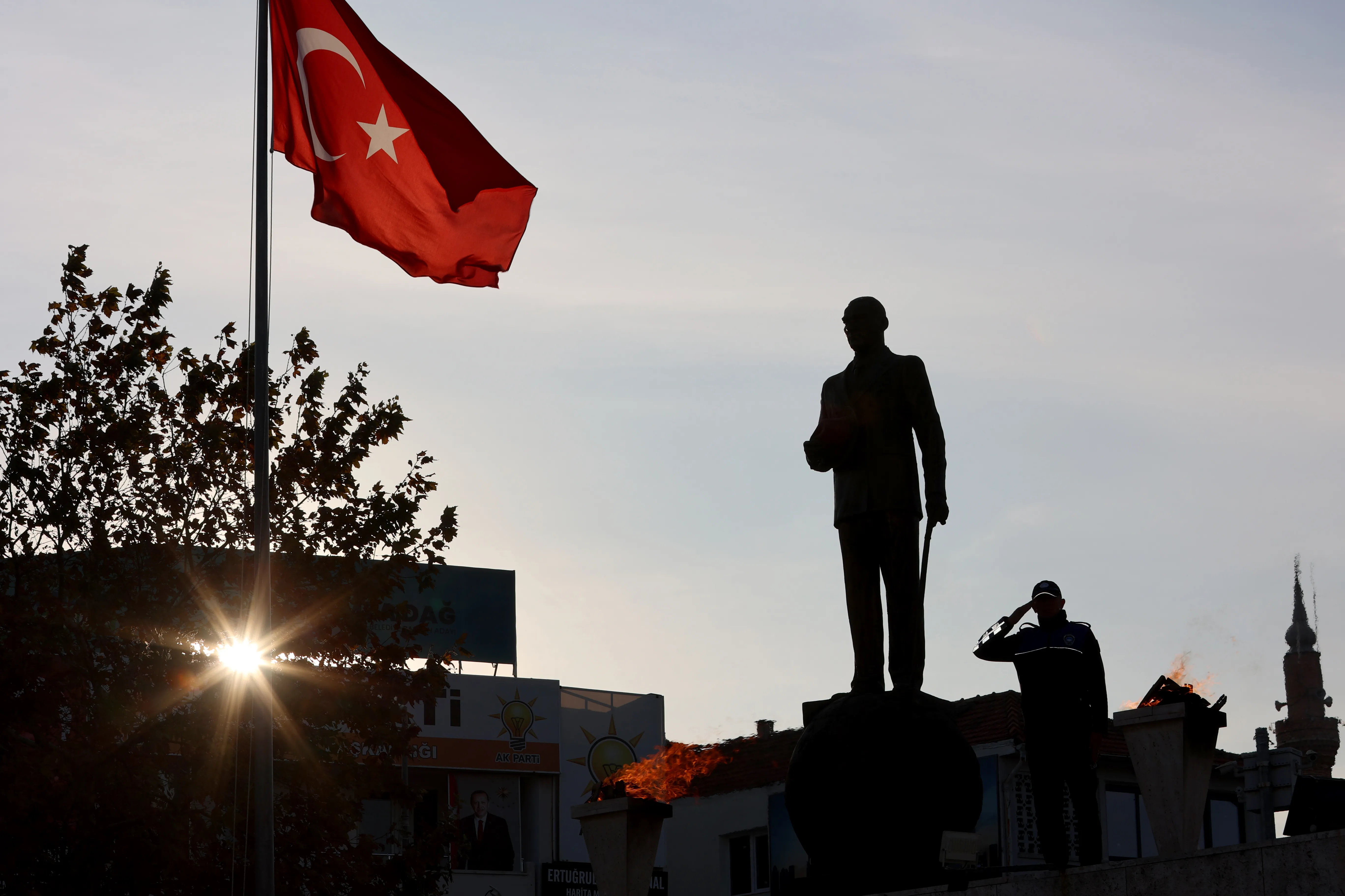 Gazi Mustafa Kemal Atatürk, 86. ölüm yıldönümünde Urla'da düzenlenen törenlerle anıldı. Urla halkı, 09:05'te hayatı durdurarak saygı duruşunda bulundu, ardından törenlerde öğrenciler Atatürk’ü andı.