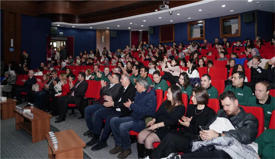 3 Aralıkta Tire İlçe Milli Eğitim Müdürlüğü ve Tire Engelliler Derneği'nin ortaklaşa düzenlediği programda özel eğitim öğrencilerinin gösterileri büyük ilgi topladı.