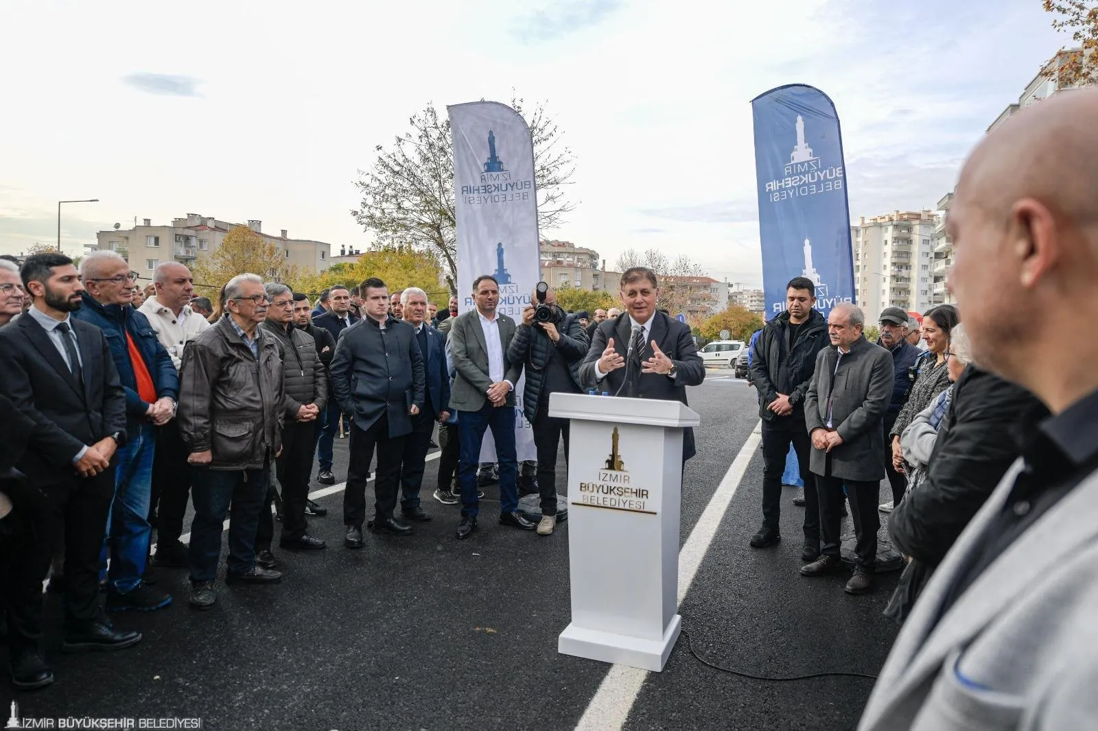 İzmir Büyükşehir Belediyesi, Bayraklı Yamanlar Mahallesi'nde yeni bir taşıt köprüsü hizmete açtı. 45 günde tamamlanan proje ile bölgedeki ulaşım rahatladı.