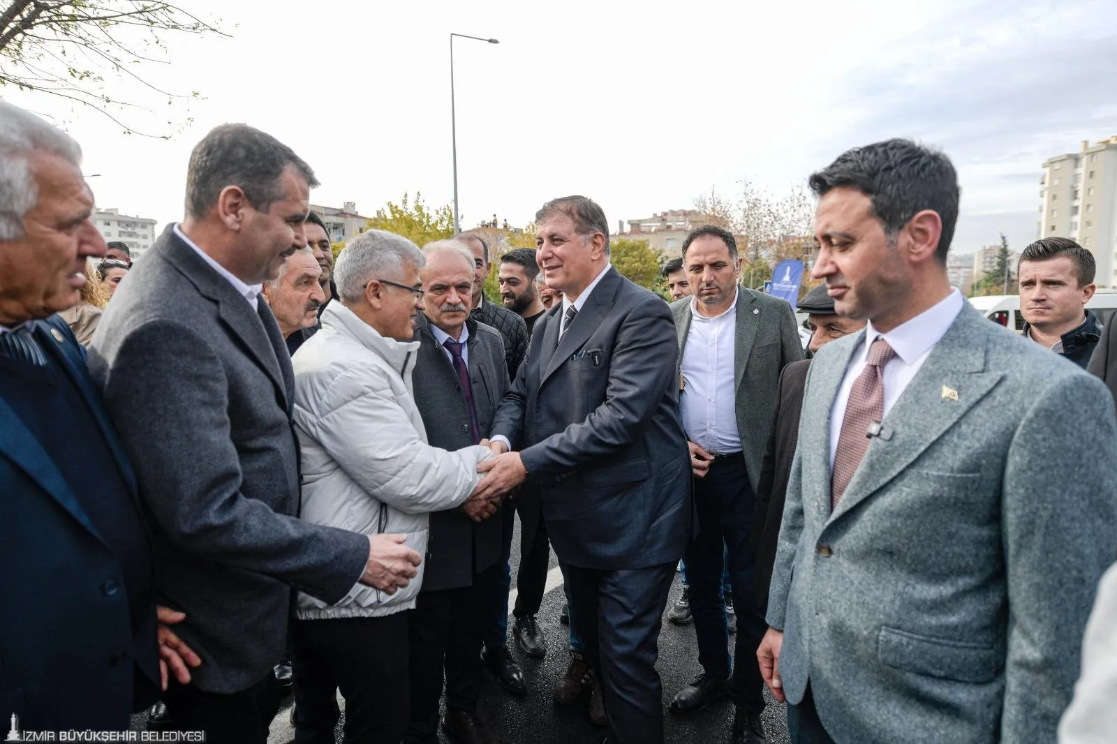 İzmir Büyükşehir Belediyesi, Bayraklı Yamanlar Mahallesi'nde yeni bir taşıt köprüsü hizmete açtı. 45 günde tamamlanan proje ile bölgedeki ulaşım rahatladı.