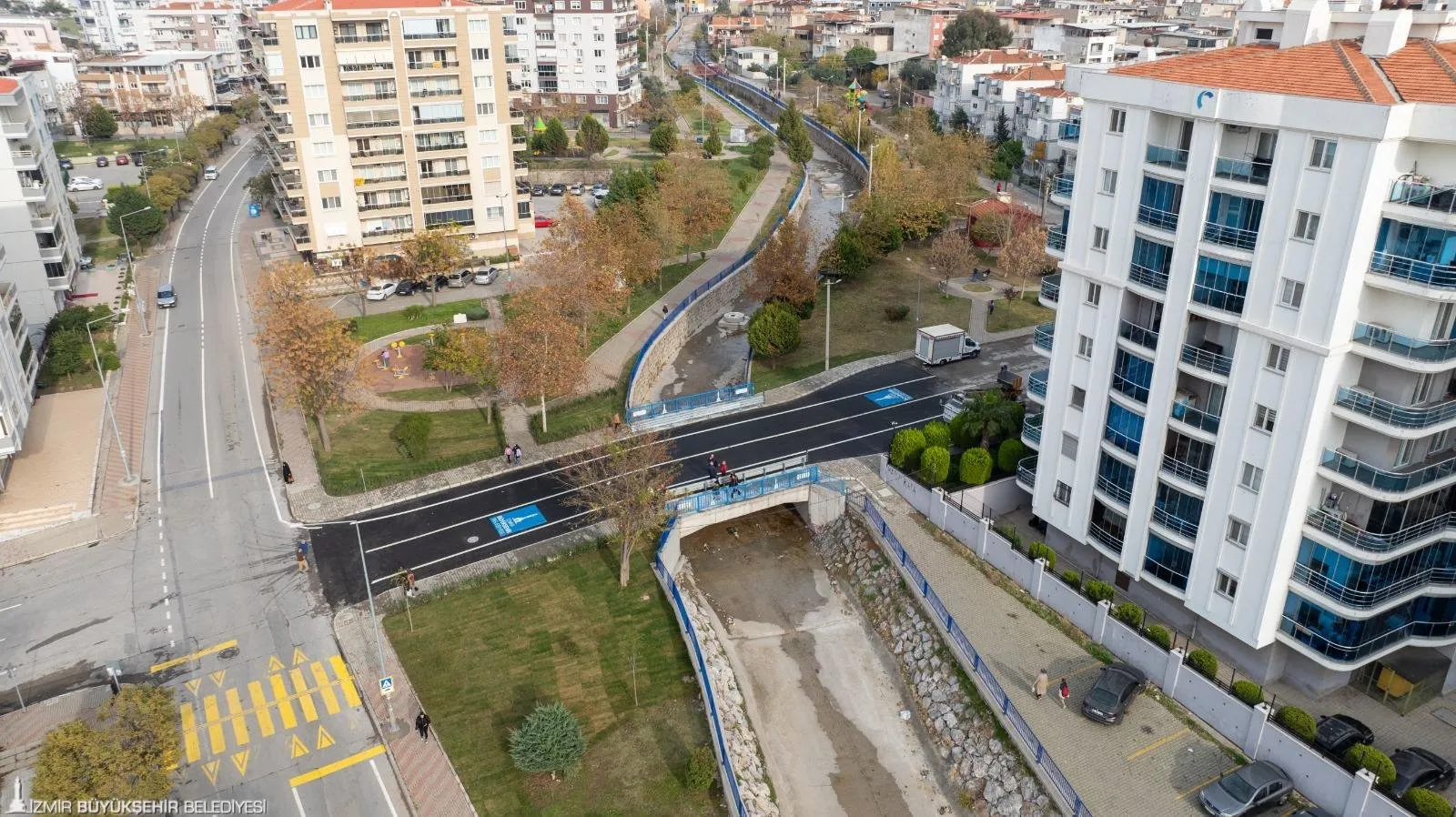 İzmir Büyükşehir Belediyesi, Bayraklı Yamanlar Mahallesi'nde yeni bir taşıt köprüsü hizmete açtı. 45 günde tamamlanan proje ile bölgedeki ulaşım rahatladı.