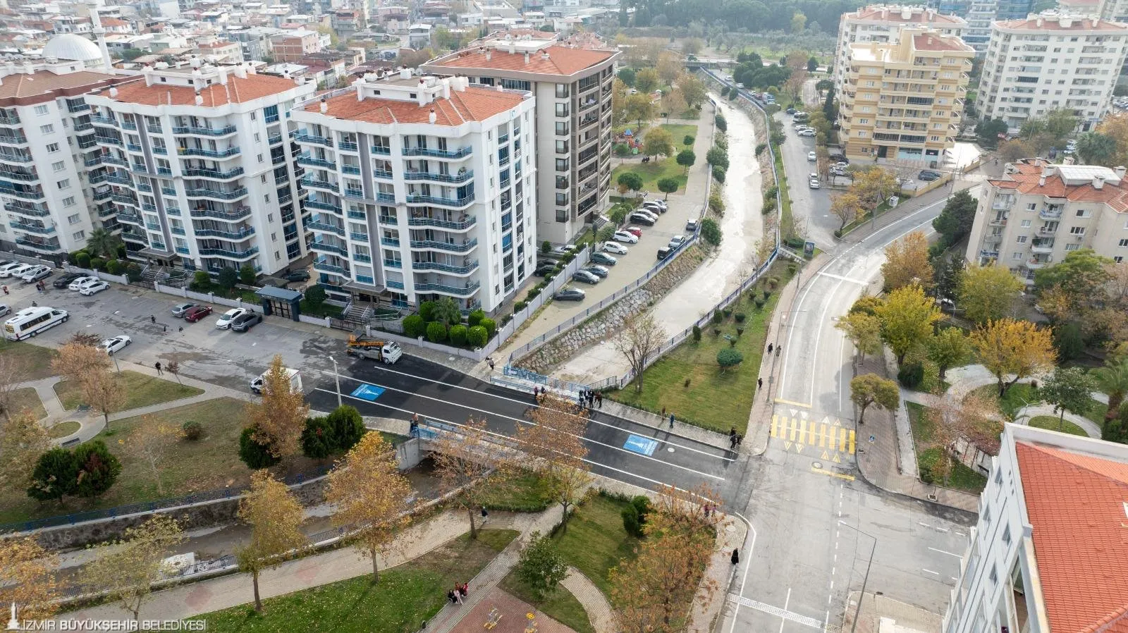 İzmir Büyükşehir Belediyesi, Bayraklı Yamanlar Mahallesi'nde yeni bir taşıt köprüsü hizmete açtı. 45 günde tamamlanan proje ile bölgedeki ulaşım rahatladı.