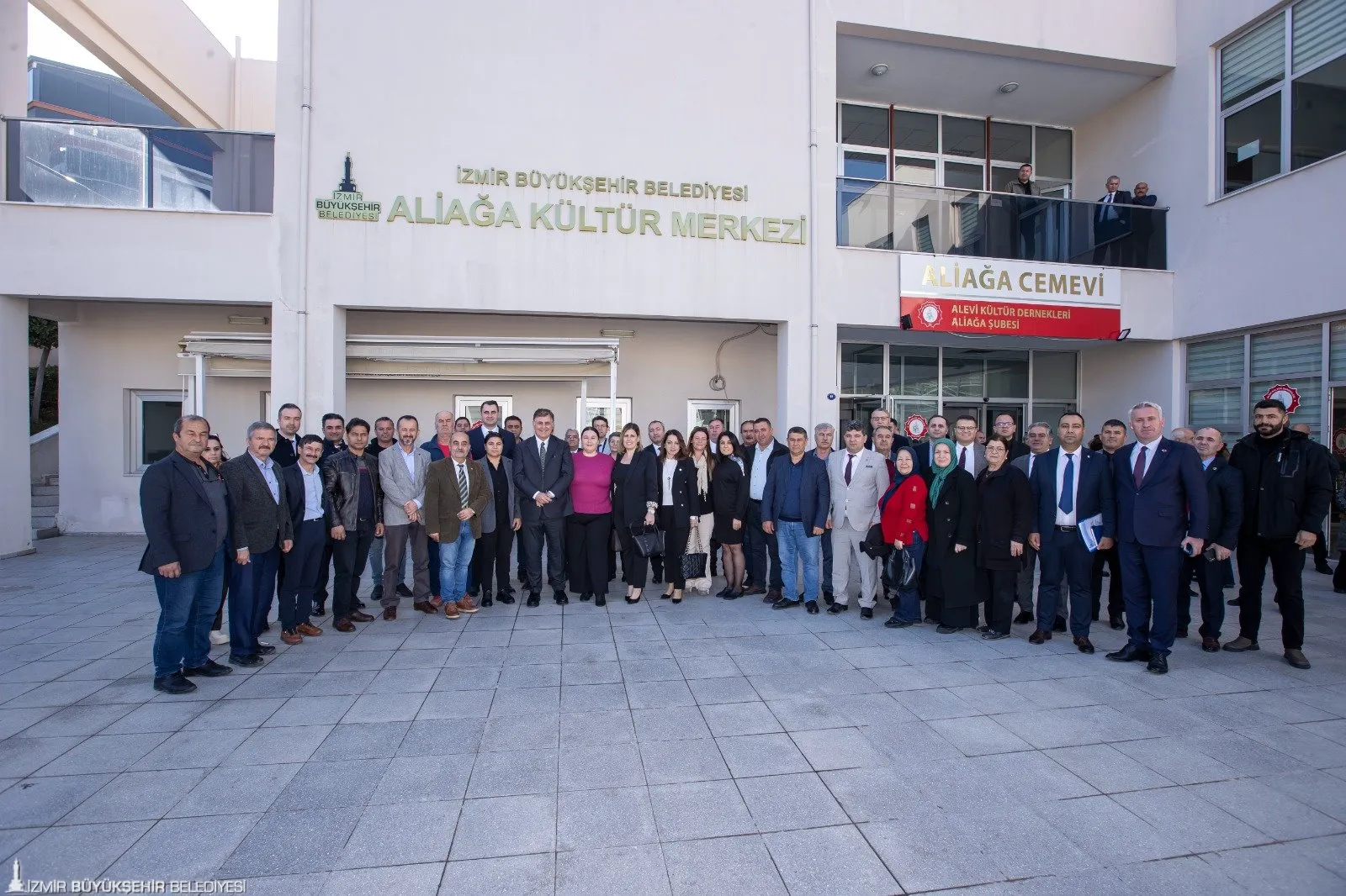 İzmir Büyükşehir Belediye Başkanı Dr. Cemil Tugay, Aliağa'da muhtarlarla bir araya gelerek ilçenin sorunlarını dinledi. 