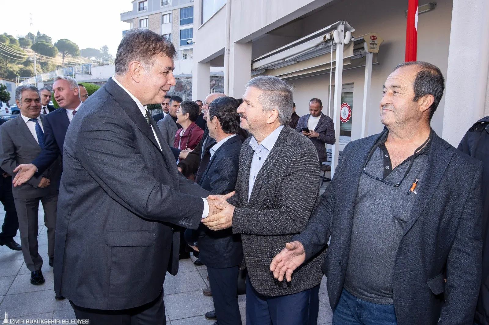 İzmir Büyükşehir Belediye Başkanı Dr. Cemil Tugay, Aliağa'da muhtarlarla bir araya gelerek ilçenin sorunlarını dinledi. 