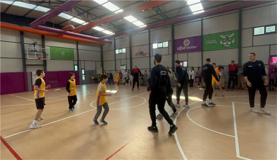 Tire Belediyespor Basketbol A Takımı, Uğur Okulları'nda öğrencilerle bir araya geldi. Söyleşi ve gösteri maçıyla basketbol coşkusu yaşandı.