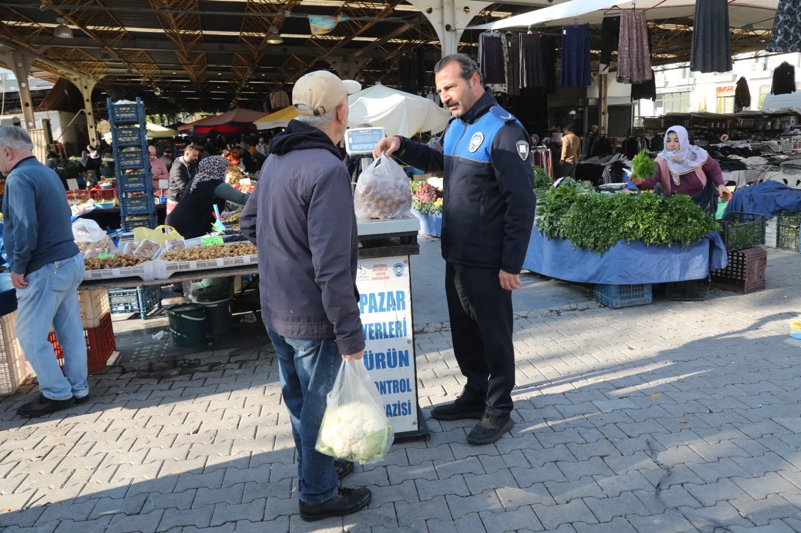 Bayraklı Belediyesi, vatandaşların güvenli alışveriş yapabilmesi için pazar yerlerinde fiyat ve etiket denetimlerini artırdı. Kurallara uymayan esnaf uyarılıyor, tekrarında cezai işlem uygulanıyor.