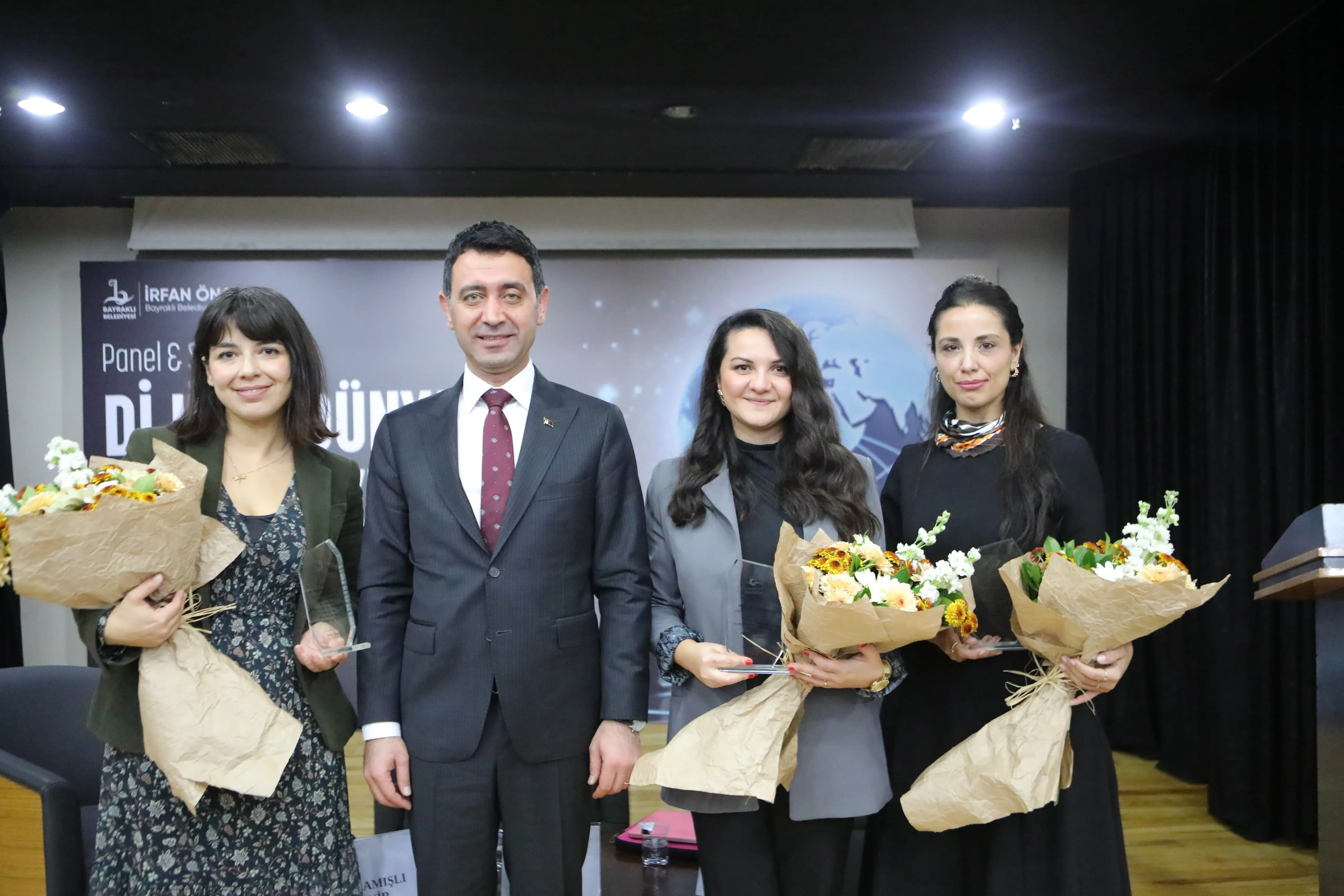 Bayraklı Belediyesi, Demokrasi ve İnsan Hakları Haftası'nda dijital dünyadaki hak ihlalleri üzerine bir panel düzenledi. 