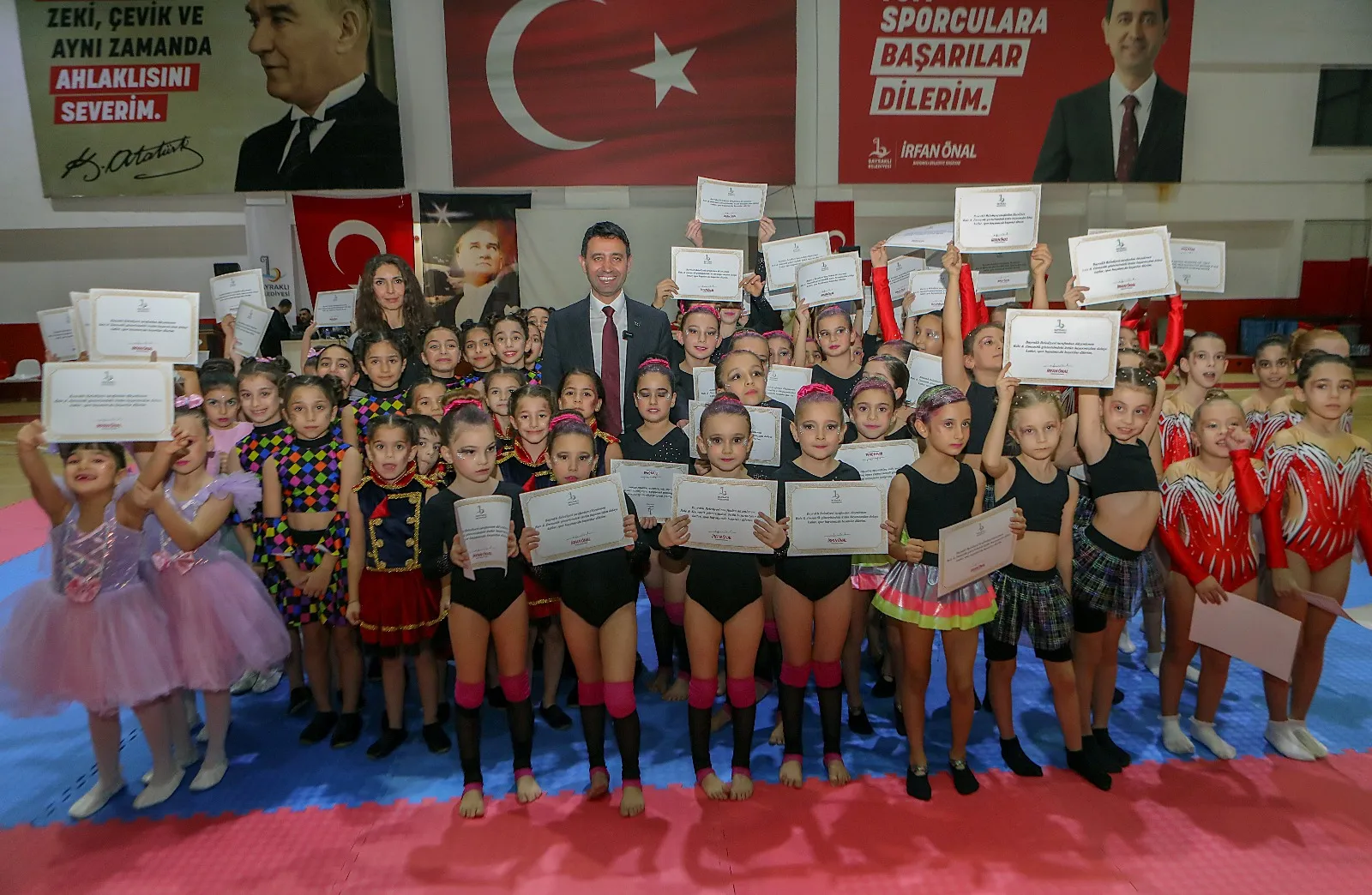 Bayraklı Belediyesi'nin jimnastik ve bale kurslarına katılan 412 minik sporcu, yıl sonu gösterisiyle büyüledi. 