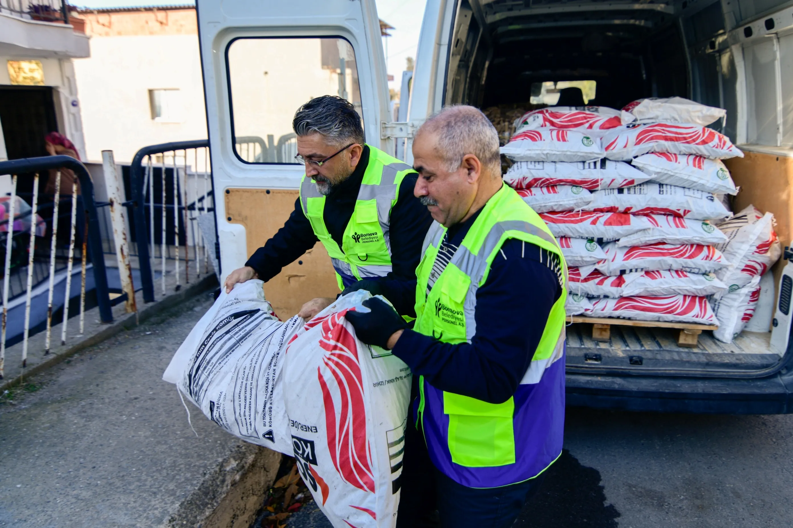 Bornova Belediyesi, kış aylarında ihtiyaç sahiplerine yakacak yardımı yaparak, Kent Market projesiyle dayanışmayı sürdürüyor. Yardımlar, başvurular üzerinden hızlıca ulaştırılacak.