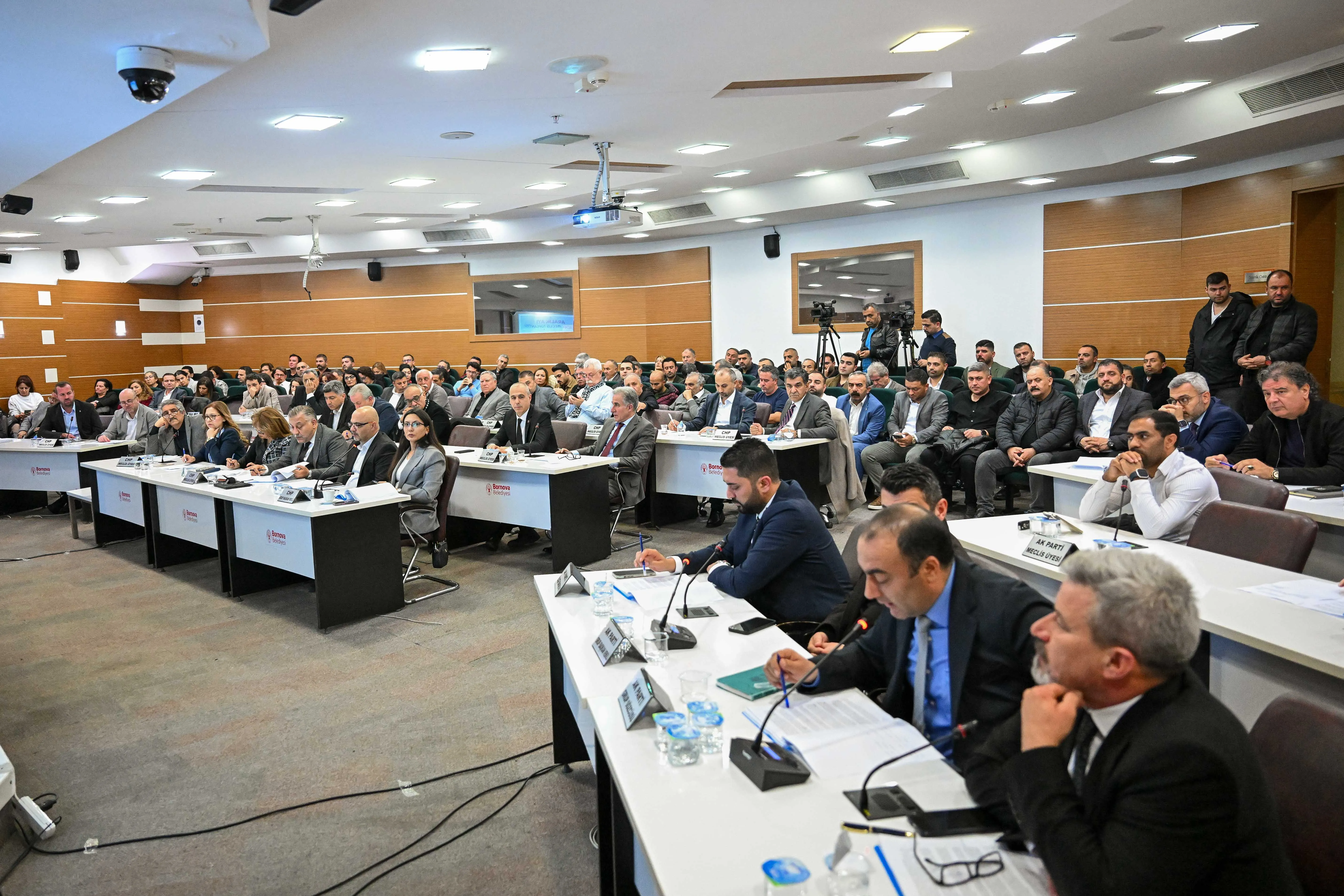 Bornova Belediyesi, uzun yıllar hizmet veren Prof. Dr. Kamil Okyay Sındır’ın adını, Belediye Ek Hizmet Binası’na verdi. Başkan Eşki, Sındır’ın ilçeye katkılarını vurguladı.