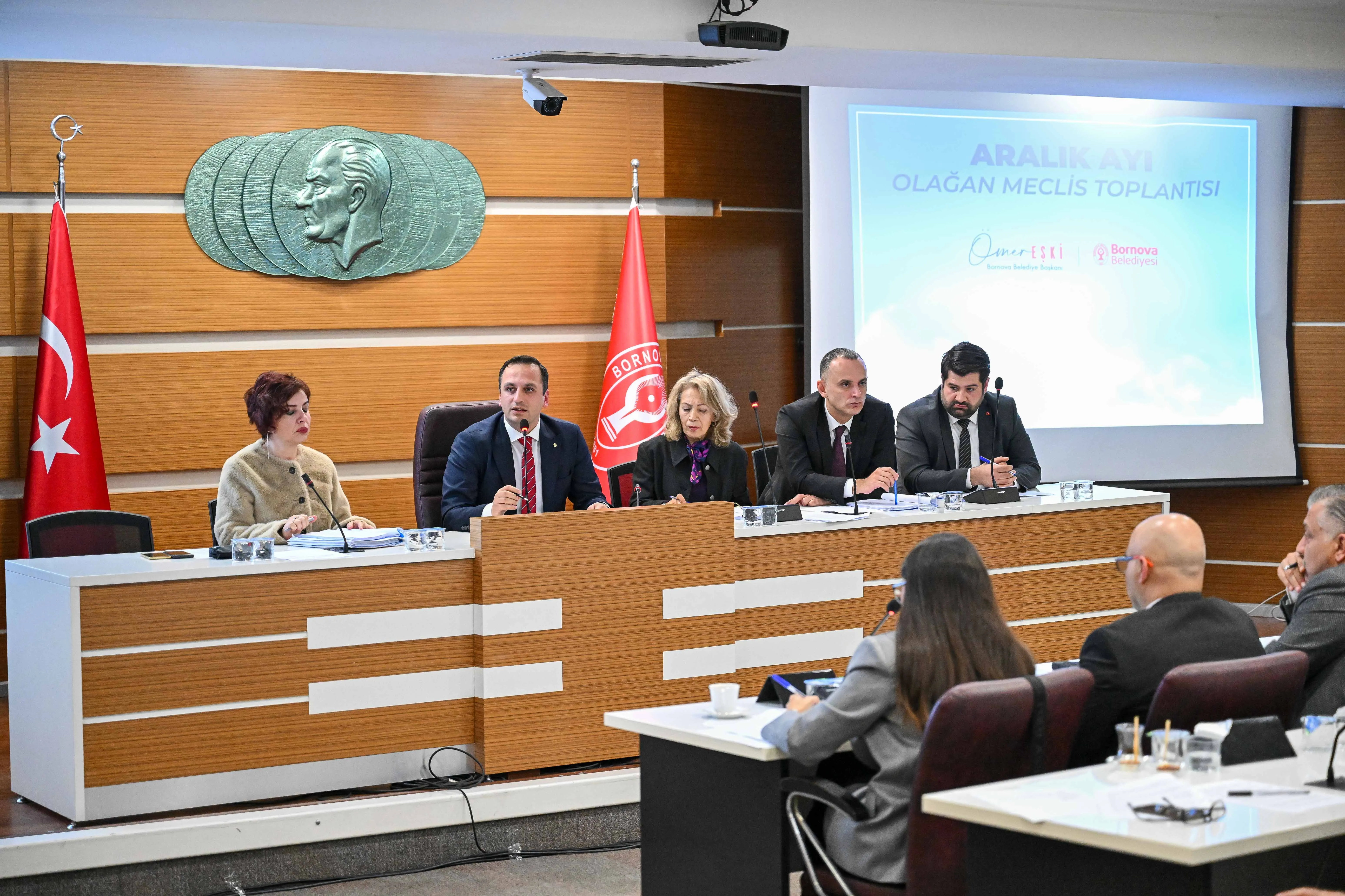 Bornova Belediyesi, uzun yıllar hizmet veren Prof. Dr. Kamil Okyay Sındır’ın adını, Belediye Ek Hizmet Binası’na verdi. Başkan Eşki, Sındır’ın ilçeye katkılarını vurguladı.