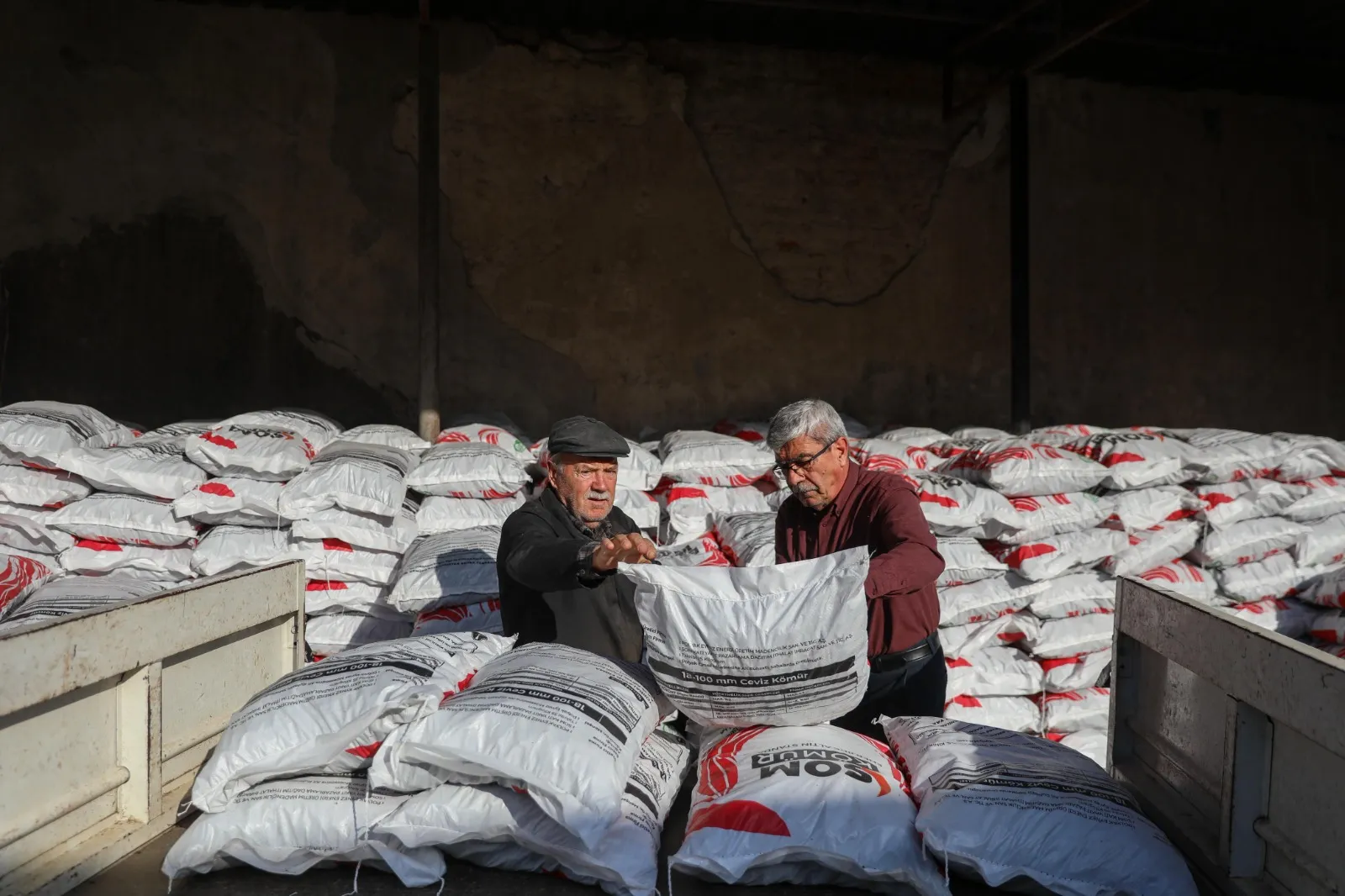 Buca Belediye Başkanı Görkem Duman, "Askıda Kömür" kampanyasına 40 aileye kömür yardımı yaparak destek verdi. Başkan Duman, Bucalıları dayanışmaya davet etti.