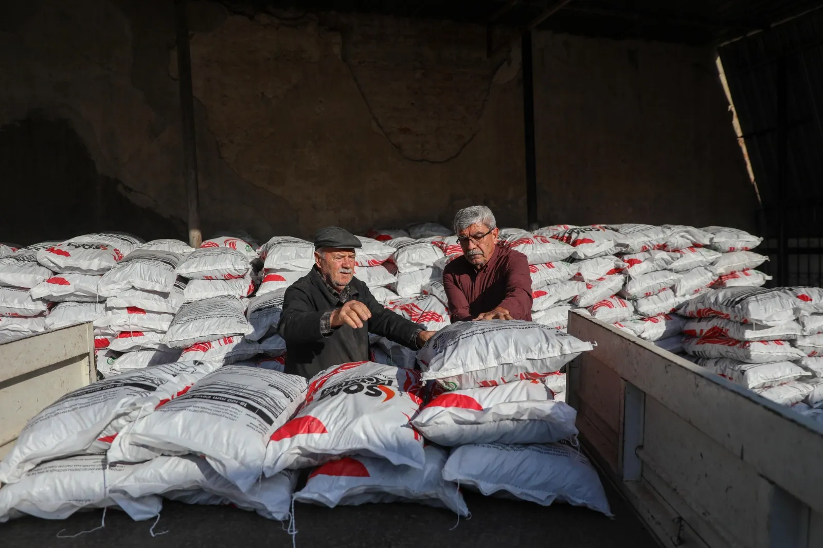 Buca Belediye Başkanı Görkem Duman, "Askıda Kömür" kampanyasına 40 aileye kömür yardımı yaparak destek verdi. Başkan Duman, Bucalıları dayanışmaya davet etti.