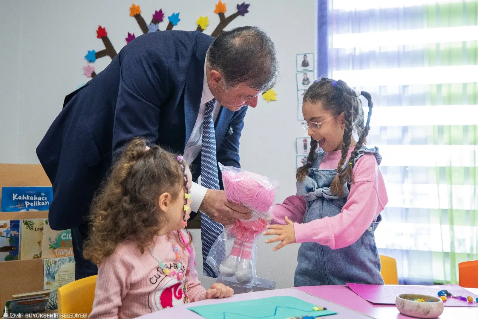 Cemil Tugay, İzmir'e büyük yatırımlar yapacaklarını duyurdu. Körfez temizliği için ayrılan 9 milyar liralık bütçe ve 25 bin sosyal konut projesi, İzmir'in geleceğini şekillendirecek.