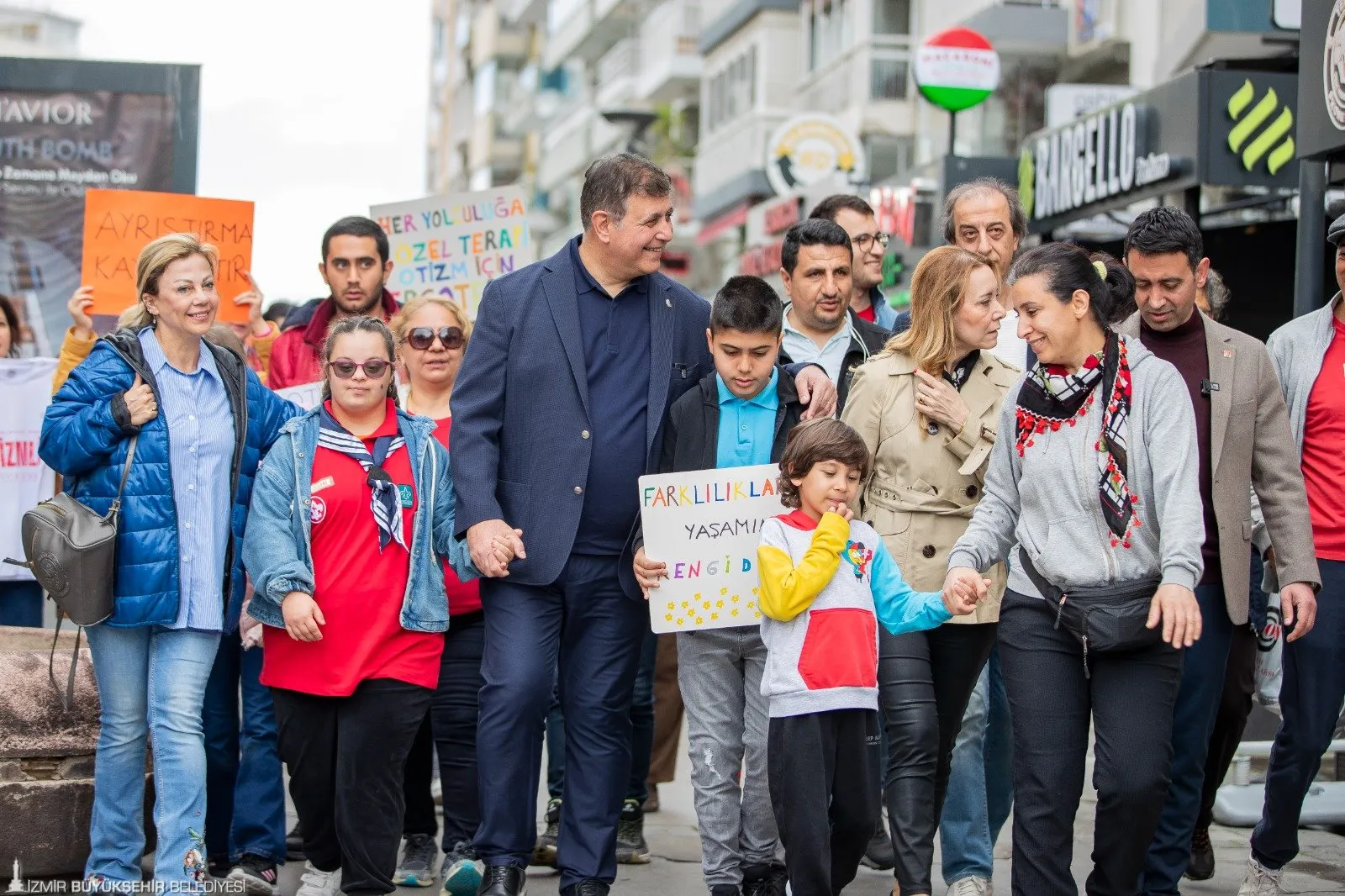 Cemil Tugay, İzmir'e büyük yatırımlar yapacaklarını duyurdu. Körfez temizliği için ayrılan 9 milyar liralık bütçe ve 25 bin sosyal konut projesi, İzmir'in geleceğini şekillendirecek.