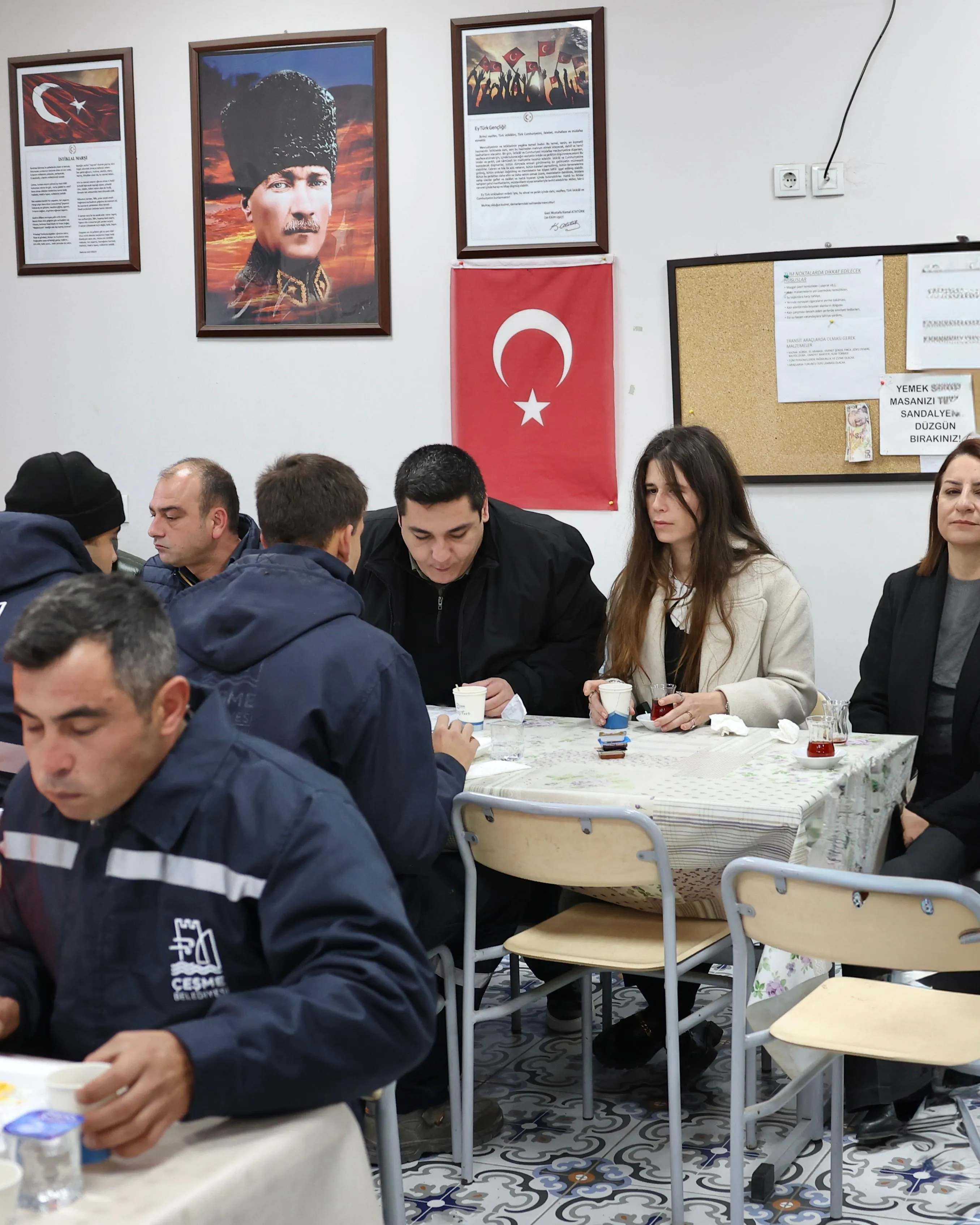 Çeşme Belediye Başkanı Lâl Denizli, Park ve Bahçeler Müdürlüğü personeline teşekkür ederek, 2025 yılı için sağlık, huzur ve mutluluk diledi.