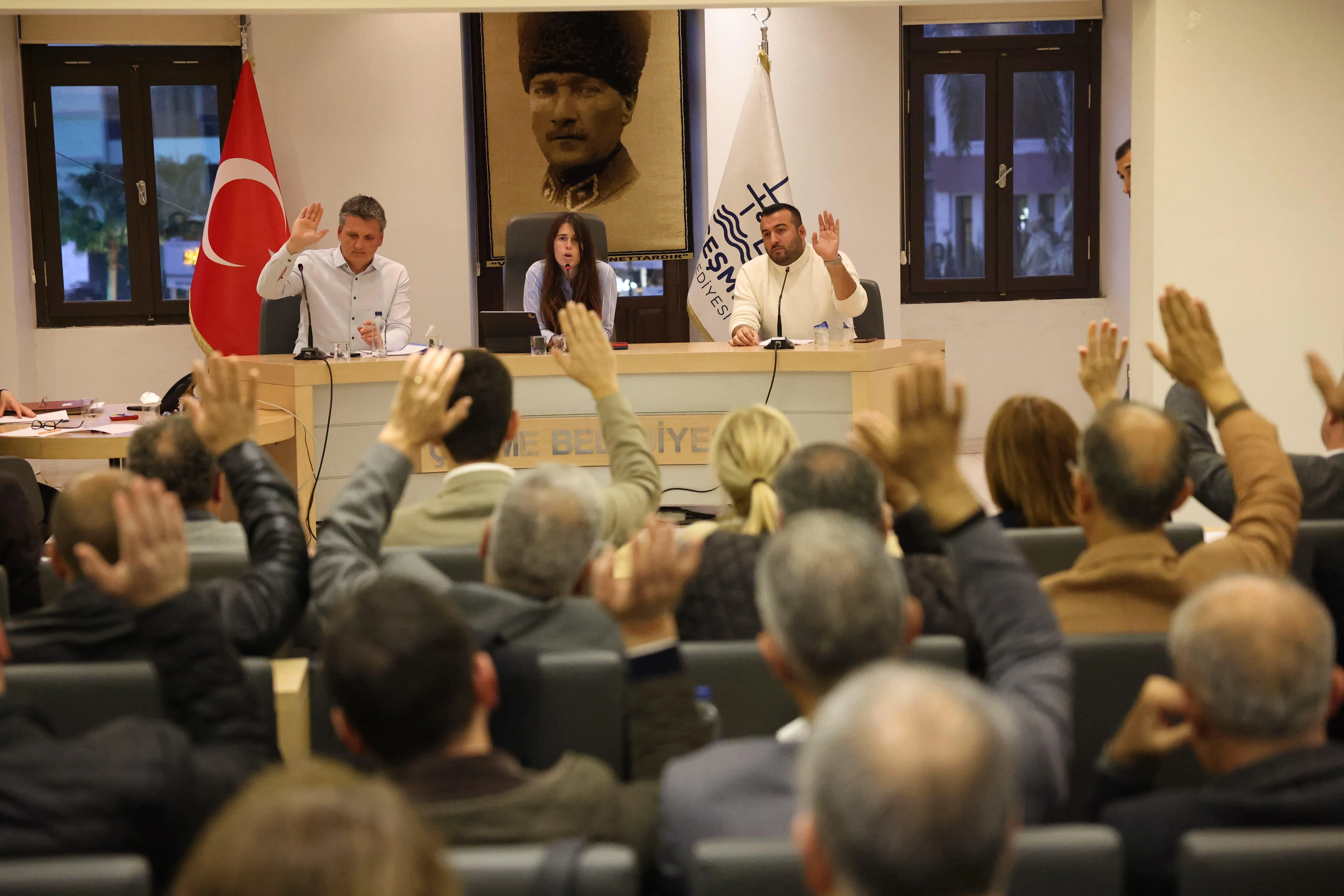 Çeşme Belediye Meclisi'nde önemli kararlar alındı. Kaçeli Koyunu'nun korunması için Büyükşehir Belediyesi ile iş birliği yapılacak. Ayrıca, Avrupa Yerel Yaşamda Kadın-Erkek Eşitliği Şartı imzalanacak.