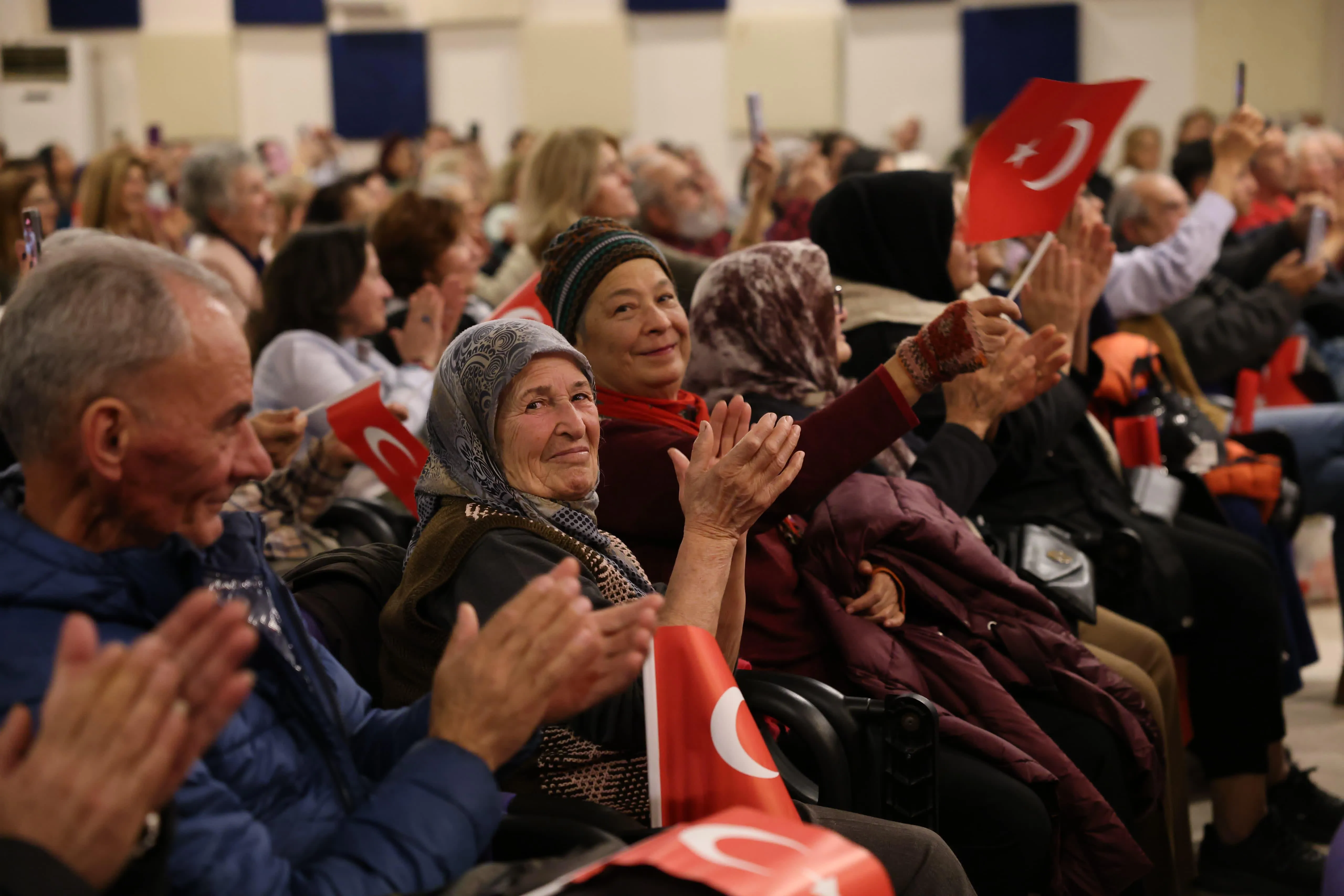  Çeşme'de 5 Aralık Dünya Kadın Hakları Günü kutlamaları kapsamında düzenlenen yemekte ve "Zamansız Kadınlar" gösterisinde kadınların mücadelesi ve başarıları ön plana çıktı.