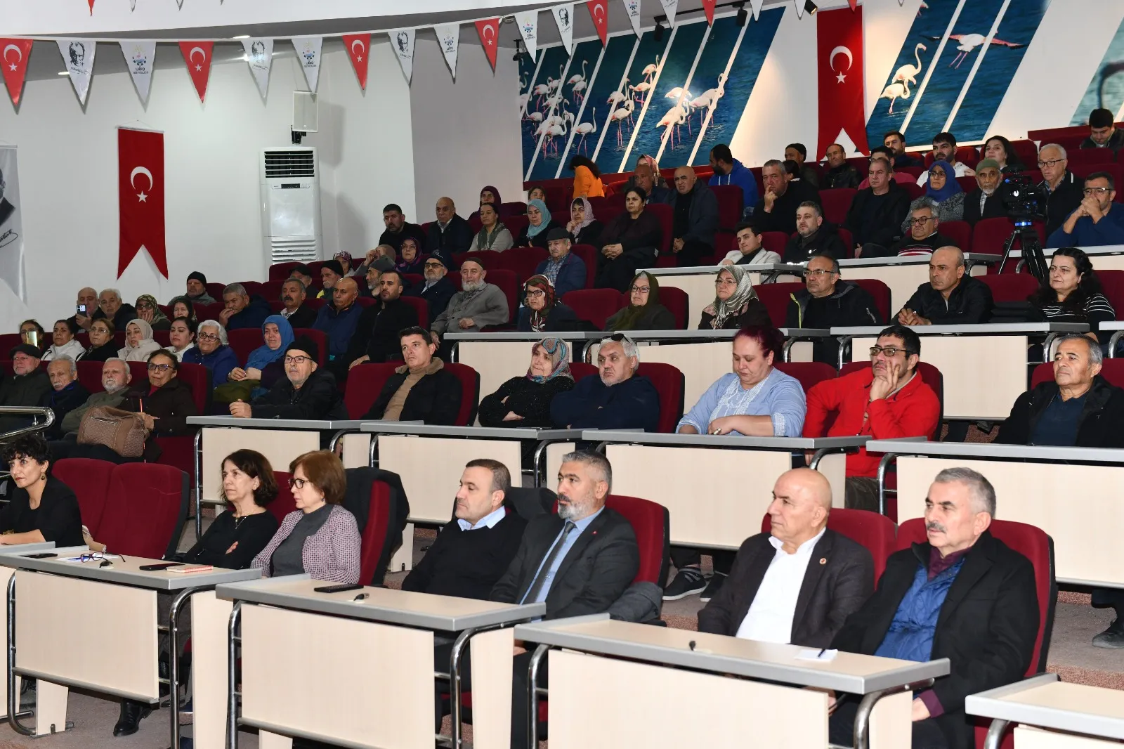 Çiğli Belediye Başkanı Onur Emrah Yıldız, Balatçık Dağ Mahallesi’ndeki kentsel dönüşüm için düğmeye bastı. 