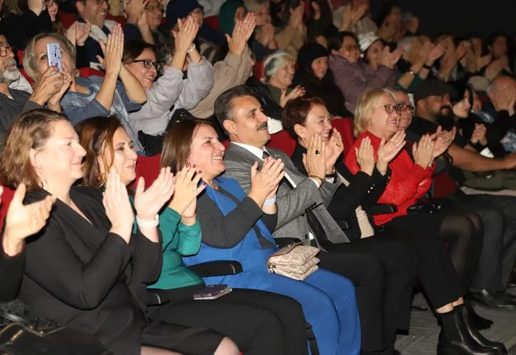 Dikili Belediyesi Tiyatro Topluluğu ilk oyunuyla perdeyi açtı