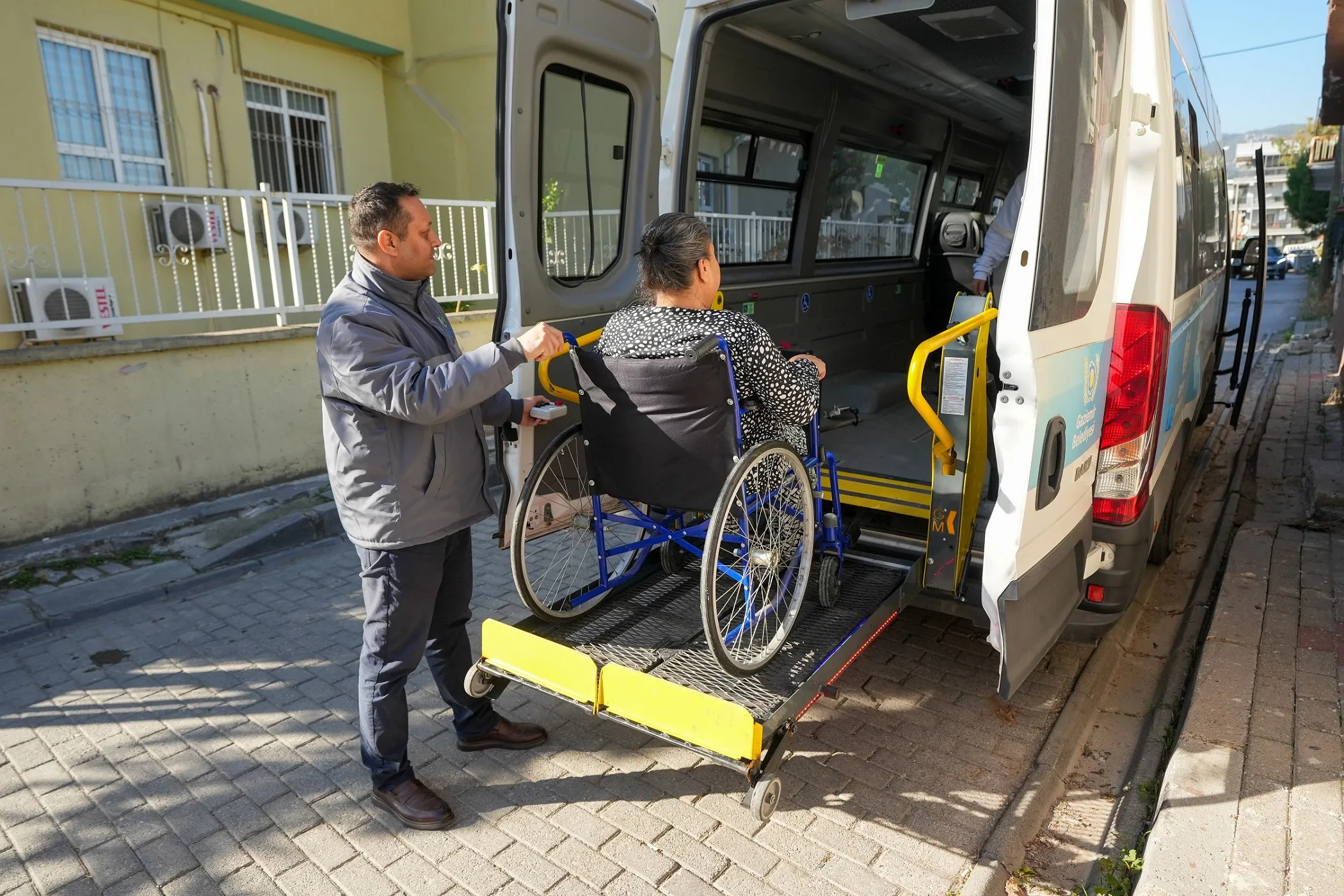 Gaziemir Belediyesi, Engelsiz Hizmet Aracı’yla engelli bireyler ve sağlık sorunu olan yurttaşlara ücretsiz ulaşım desteği sağlıyor. Tedavi sonrası evlerine dönüşleri de güvenle gerçekleştiriliyor.