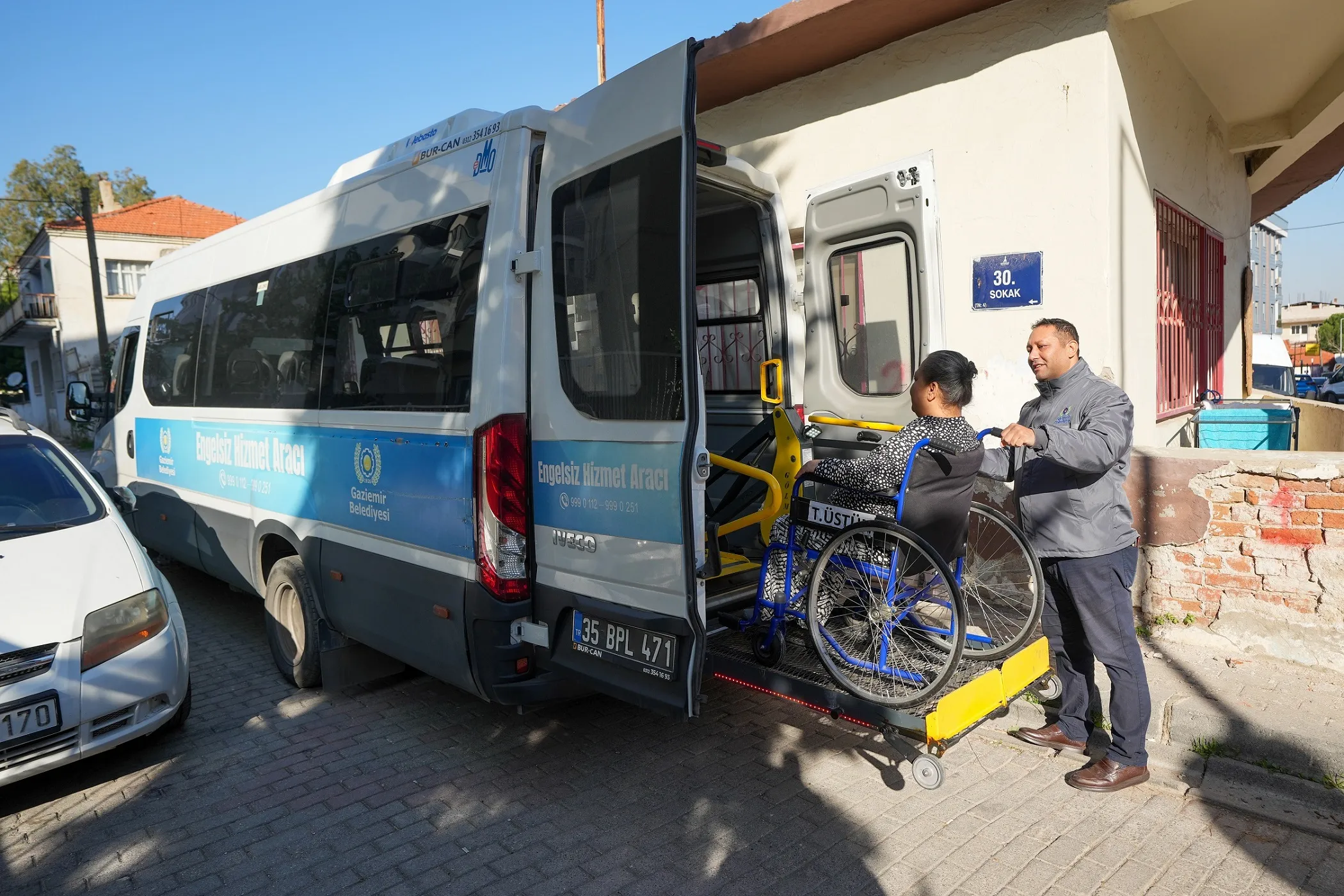 Gaziemir Belediyesi, Engelsiz Hizmet Aracı’yla engelli bireyler ve sağlık sorunu olan yurttaşlara ücretsiz ulaşım desteği sağlıyor. Tedavi sonrası evlerine dönüşleri de güvenle gerçekleştiriliyor.