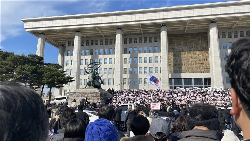 Güney Kore'de Cumhurbaşkanı Yoon Suk Yeol'un ilan ettiği sıkıyönetim, parlamento tarafından reddedildi. Siyasi krizin derinleştiği ülkede, muhalefet ve hükümet arasındaki gerilim tırmanıyor.