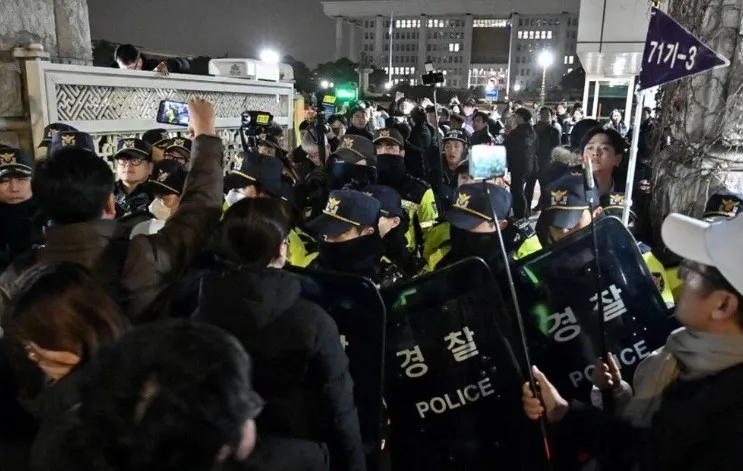 Güney Kore'de Cumhurbaşkanı Yoon Suk Yeol'un ilan ettiği sıkıyönetim, parlamento tarafından reddedildi. Siyasi krizin derinleştiği ülkede, muhalefet ve hükümet arasındaki gerilim tırmanıyor.