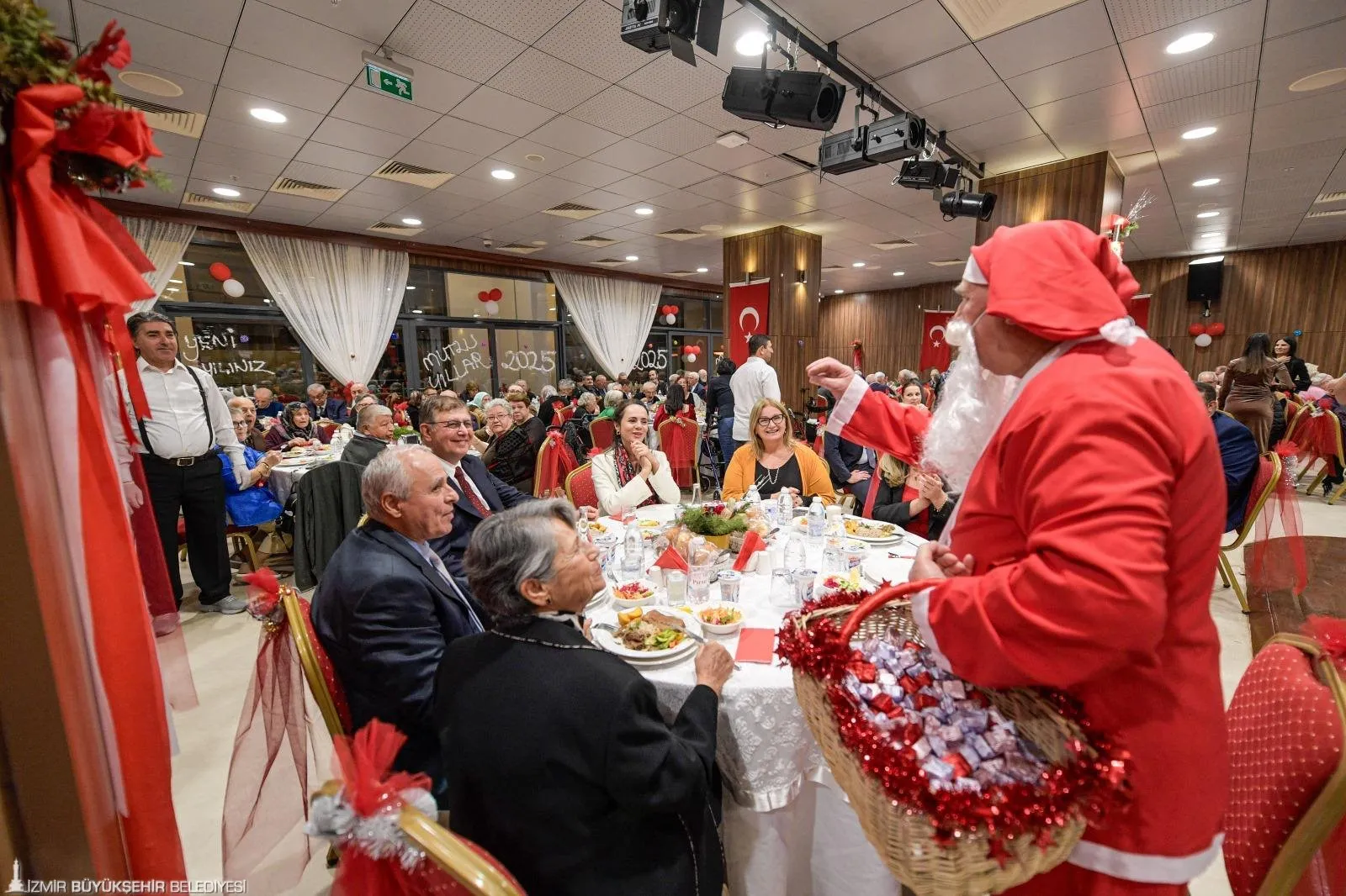 İzmir Büyükşehir Belediye Başkanı Dr. Cemil Tugay, huzurevi sakinleriyle 2025’i kutladı. Yeni yıl etkinliğinde İzmir’e yeni tesisler müjdesi verildi.