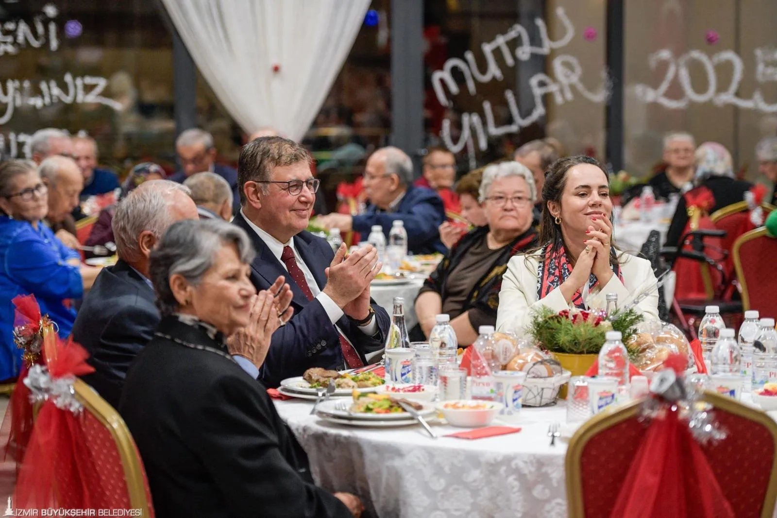 İzmir Büyükşehir Belediye Başkanı Dr. Cemil Tugay, huzurevi sakinleriyle 2025’i kutladı. Yeni yıl etkinliğinde İzmir’e yeni tesisler müjdesi verildi.