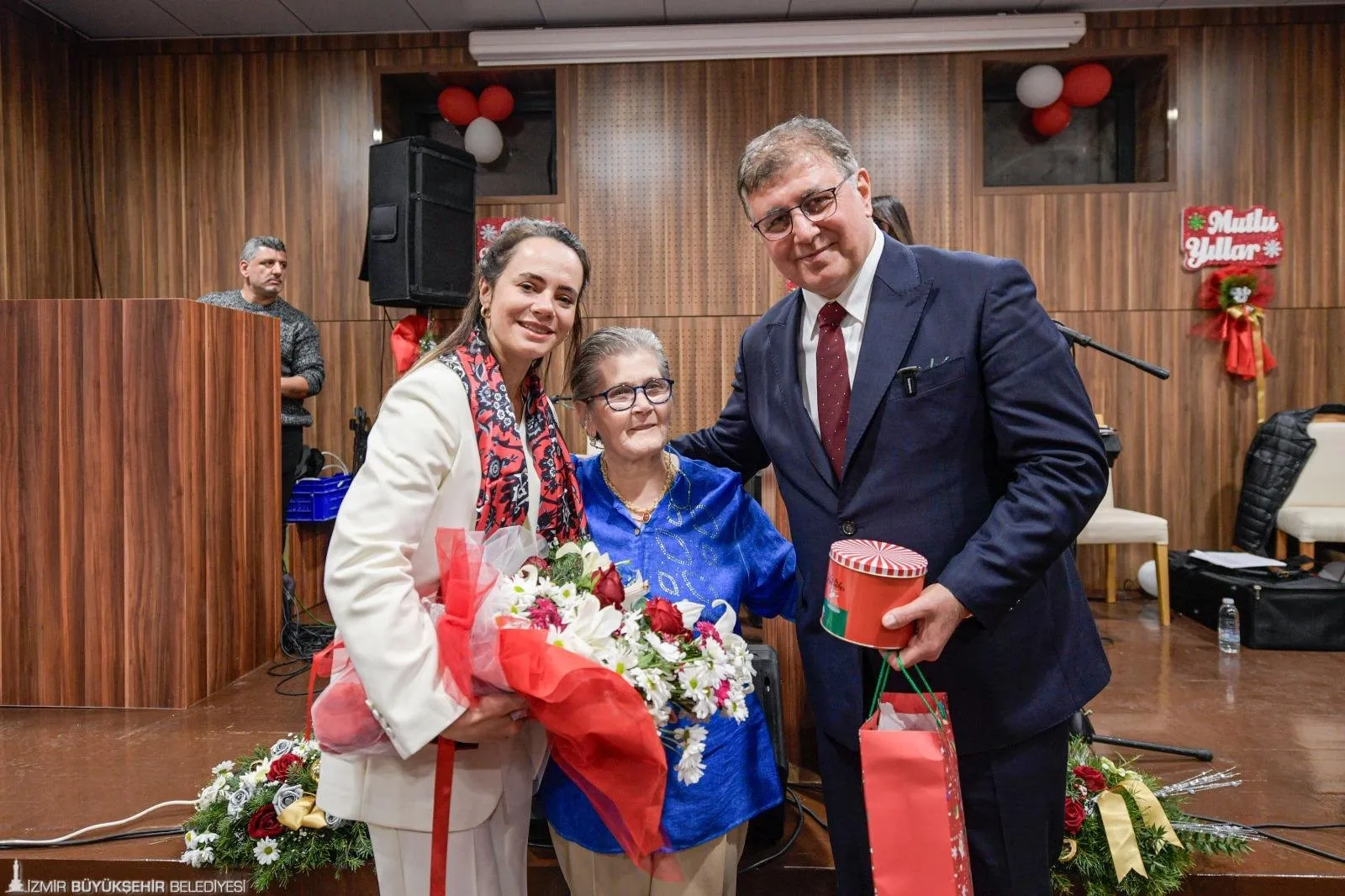 İzmir Büyükşehir Belediye Başkanı Dr. Cemil Tugay, huzurevi sakinleriyle 2025’i kutladı. Yeni yıl etkinliğinde İzmir’e yeni tesisler müjdesi verildi.