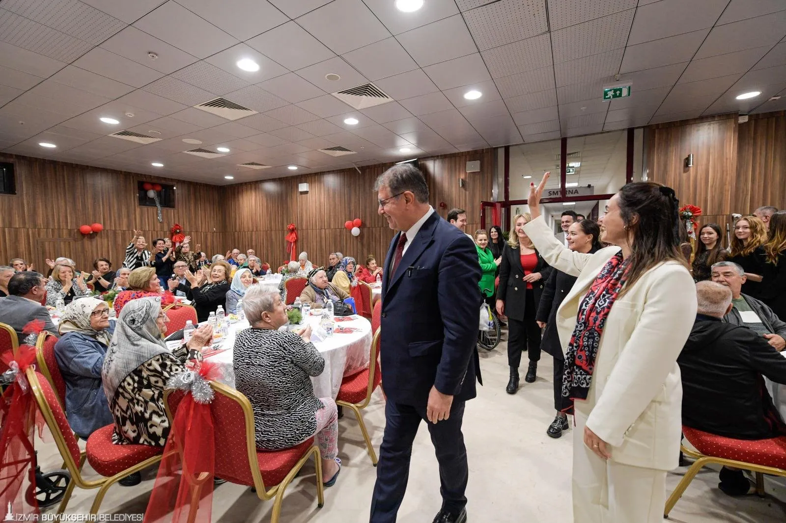 İzmir Büyükşehir Belediye Başkanı Dr. Cemil Tugay, huzurevi sakinleriyle 2025’i kutladı. Yeni yıl etkinliğinde İzmir’e yeni tesisler müjdesi verildi.