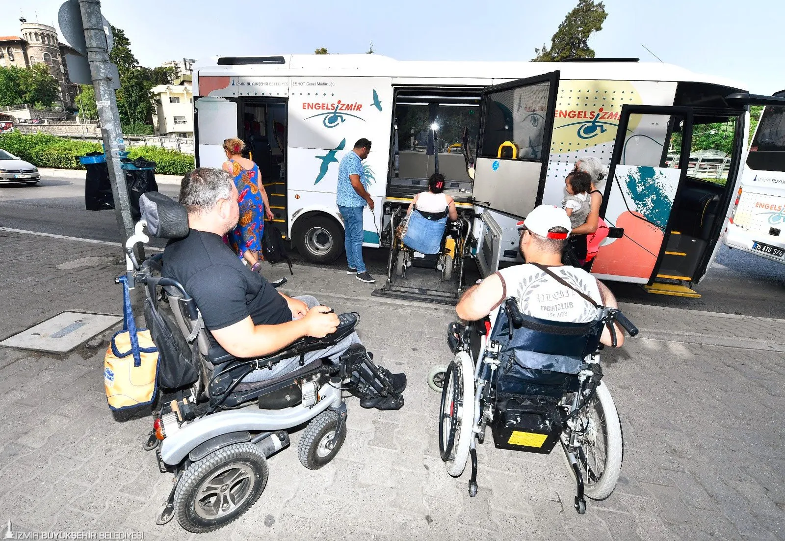 İzmir Büyükşehir Belediyesi, engelli bireylerin toplumsal yaşama aktif katılımını sağlamak için ulaşım, istihdam ve eğitim destekleri sunuyor.