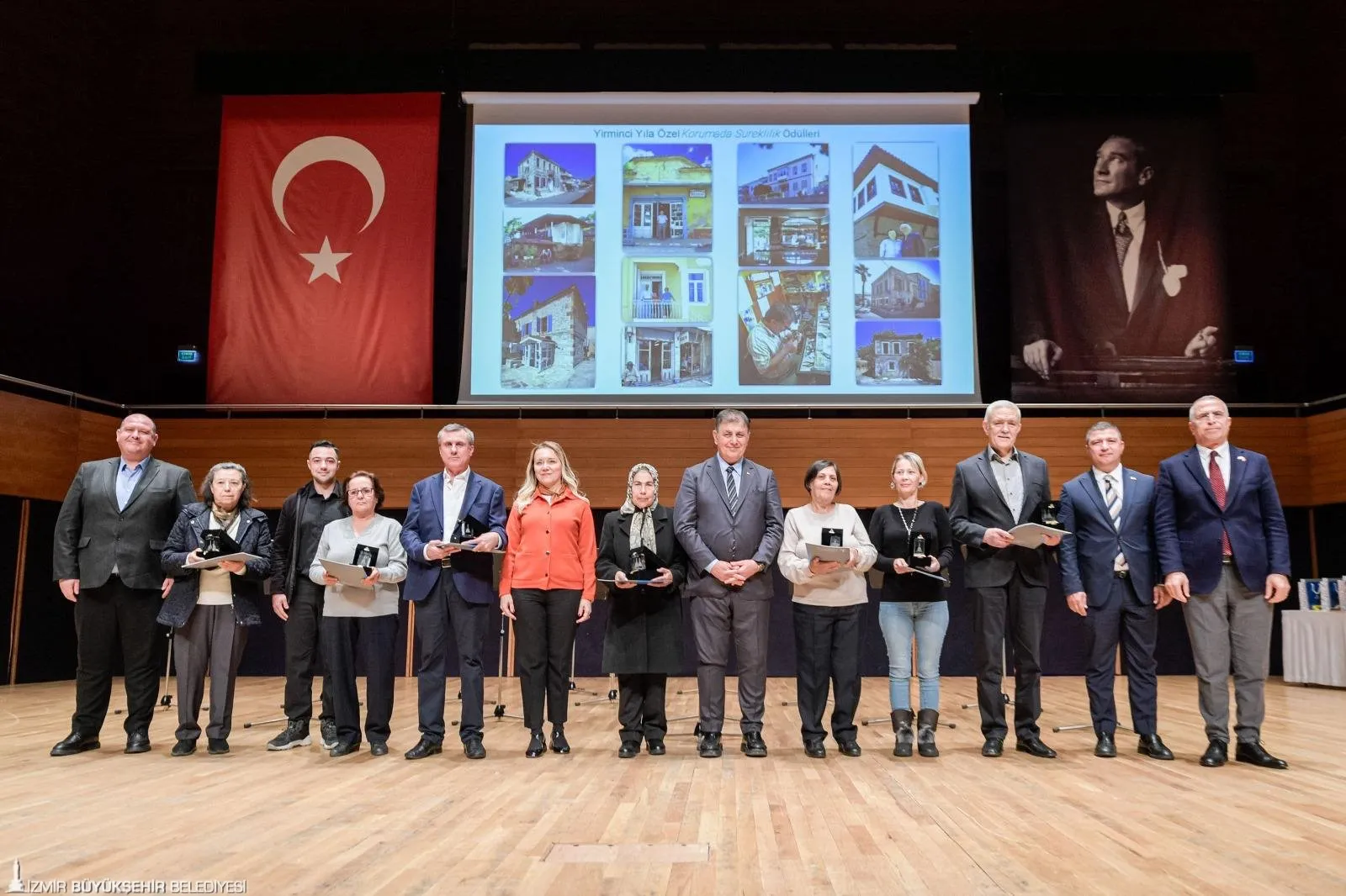 İzmir Büyükşehir Belediyesi'nin düzenlediği 20. Tarihe Saygı Yerel Koruma Ödülleri törenle sahiplerini buldu. Başkan Tugay, tarihi mirasa sahip çıkacaklarını vurguladı.