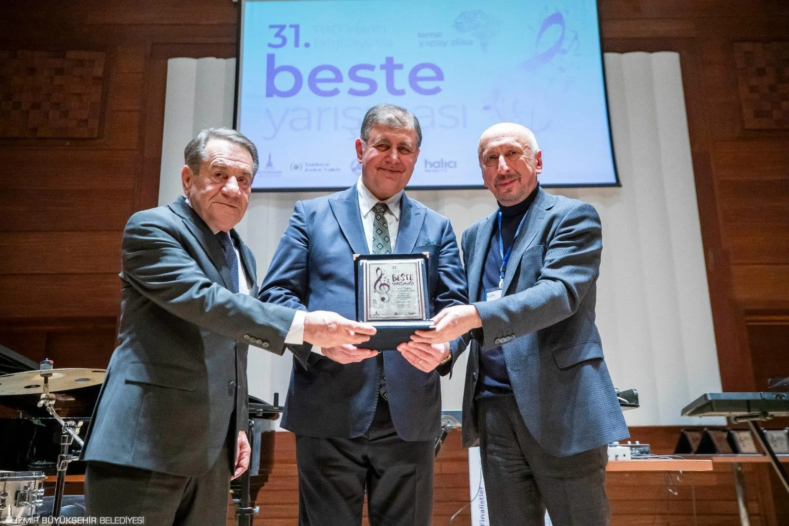 İzmir'de düzenlenen 31. TBD-Halıcı Bilgisayarla Beste Yarışması sonuçlandı. Yapay zeka temalı yarışmada Arif Tunç Konak birinci oldu.