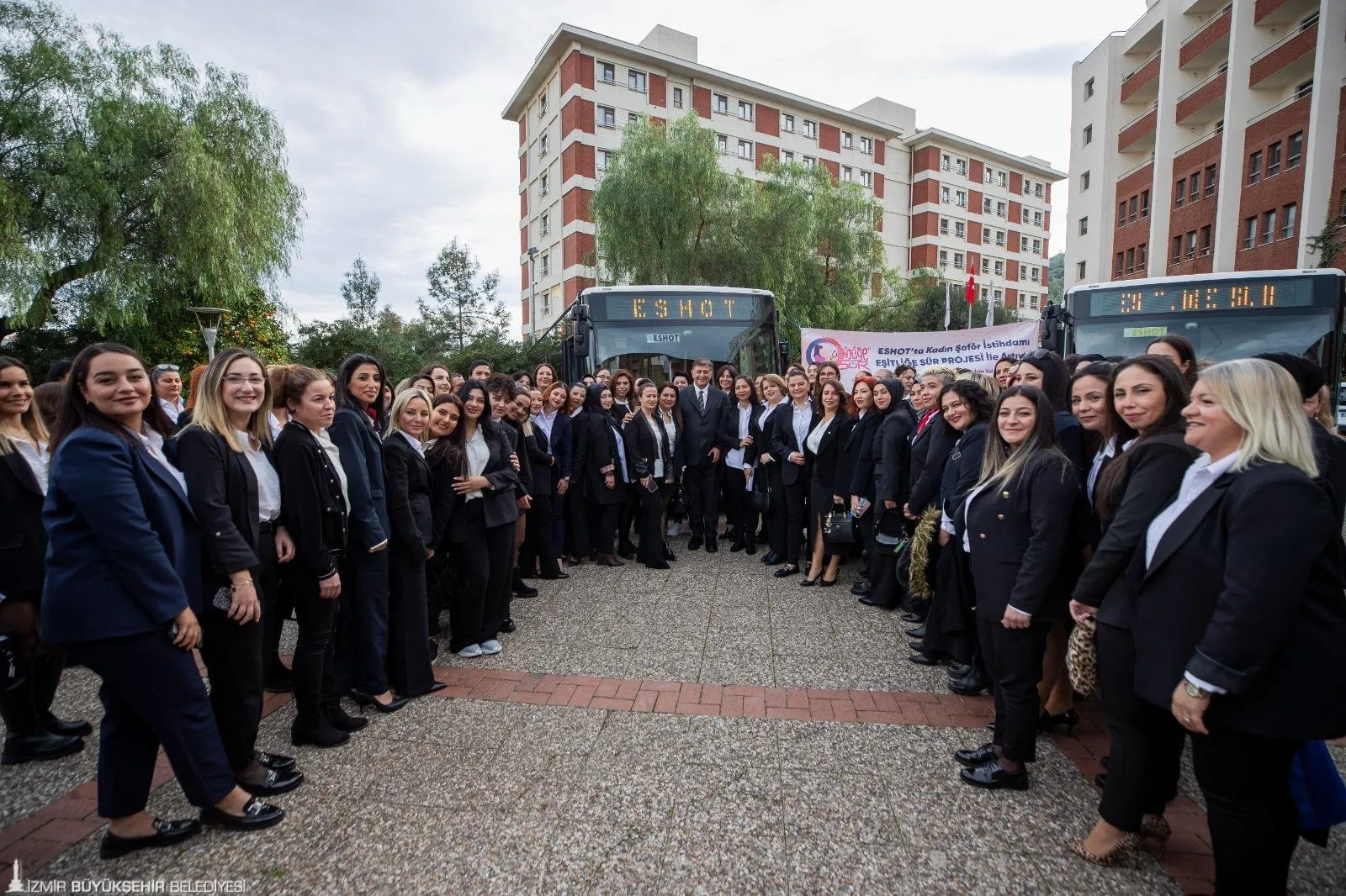 İzmir'de otobüs direksiyonu kadınların eline geçiyor! ESHOT'un "Eşitliğe Sür" projesiyle 120 kadın şoför adayı eğitime alındı. İzmir, kadınların güçlendirilmesi konusunda önemli bir adım atıyor.