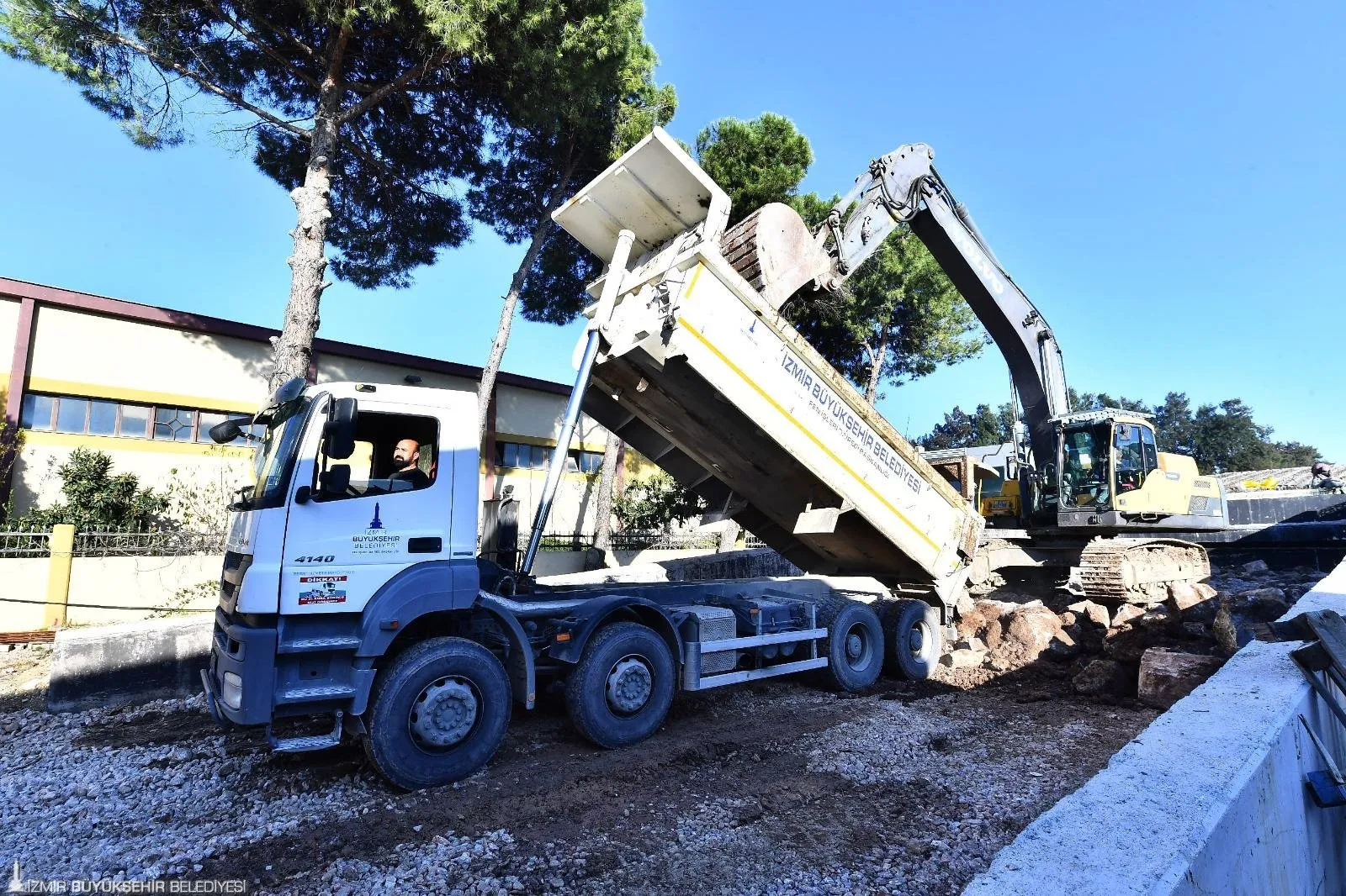 İzmir Büyükşehir Belediyesi, Gaziemir’deki trafik yoğunluğunu azaltacak 50 milyon liralık taşıt üst geçidi projesinde sona yaklaştı. Ulaşım süresi kısalacak.