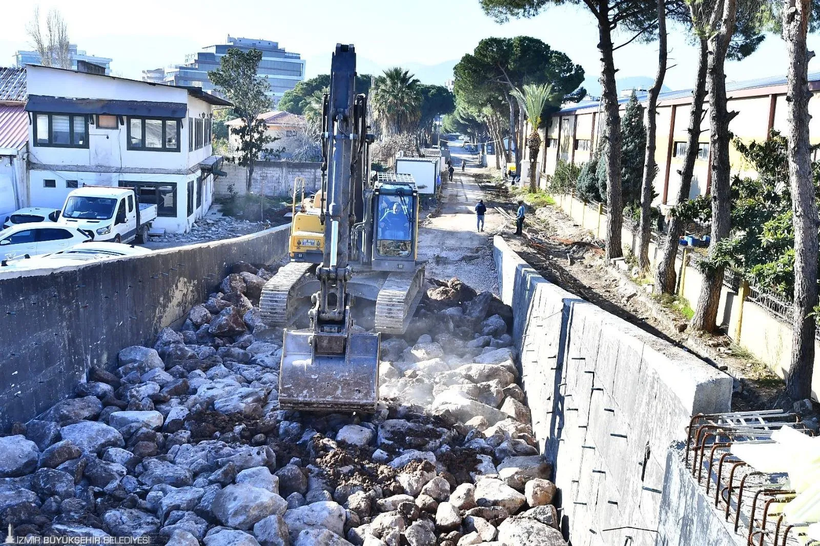 İzmir Büyükşehir Belediyesi, Gaziemir’deki trafik yoğunluğunu azaltacak 50 milyon liralık taşıt üst geçidi projesinde sona yaklaştı. Ulaşım süresi kısalacak.