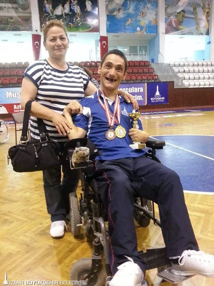 İzmir Büyükşehir Belediyesi'nin desteğiyle boccia sporunda büyük başarılar elde eden Evren Mutlu, engelleri aşarak Türkiye şampiyonlukları kazandı ve milli takım oyuncusu oldu.