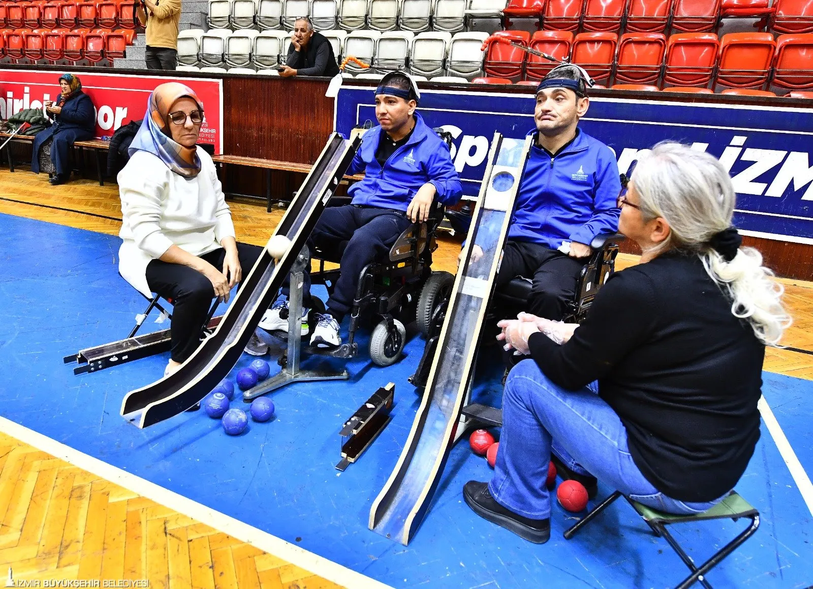 İzmir Büyükşehir Belediyesi'nin desteğiyle boccia sporunda büyük başarılar elde eden Evren Mutlu, engelleri aşarak Türkiye şampiyonlukları kazandı ve milli takım oyuncusu oldu.