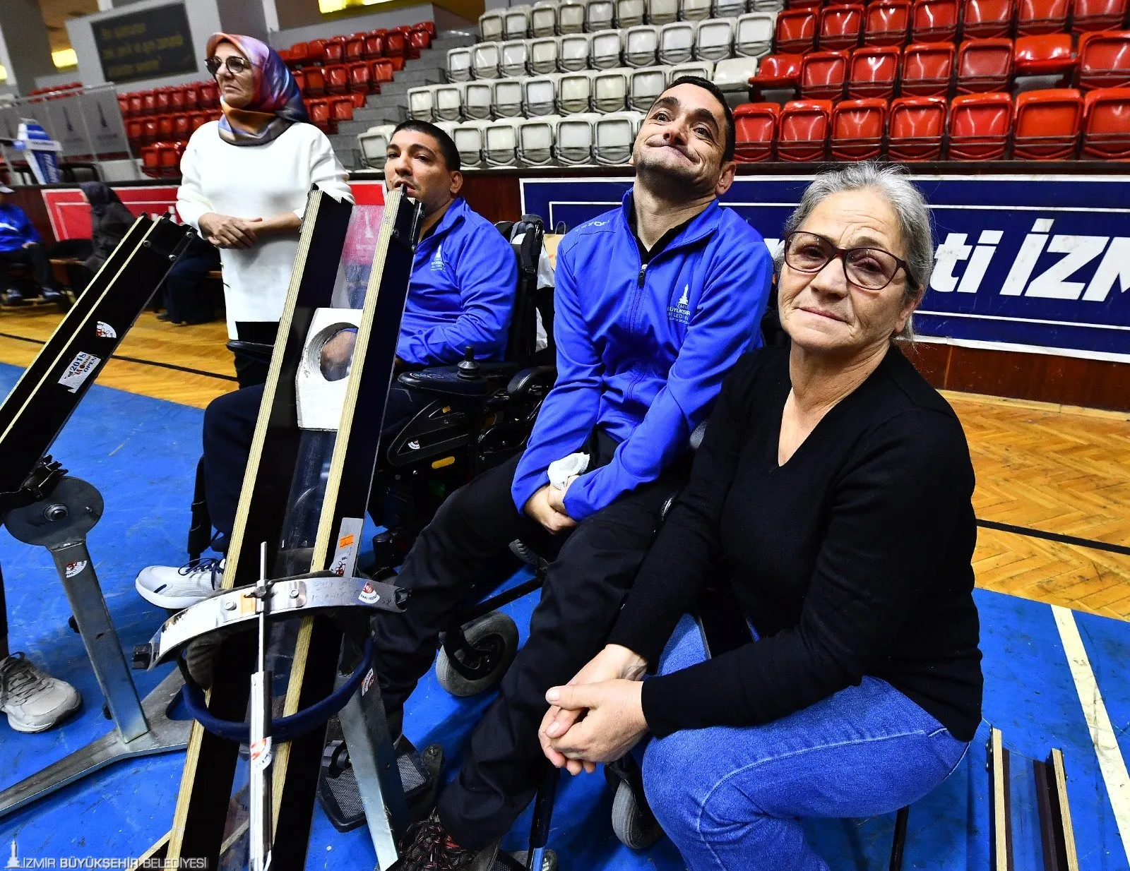 İzmir Büyükşehir Belediyesi'nin desteğiyle boccia sporunda büyük başarılar elde eden Evren Mutlu, engelleri aşarak Türkiye şampiyonlukları kazandı ve milli takım oyuncusu oldu.