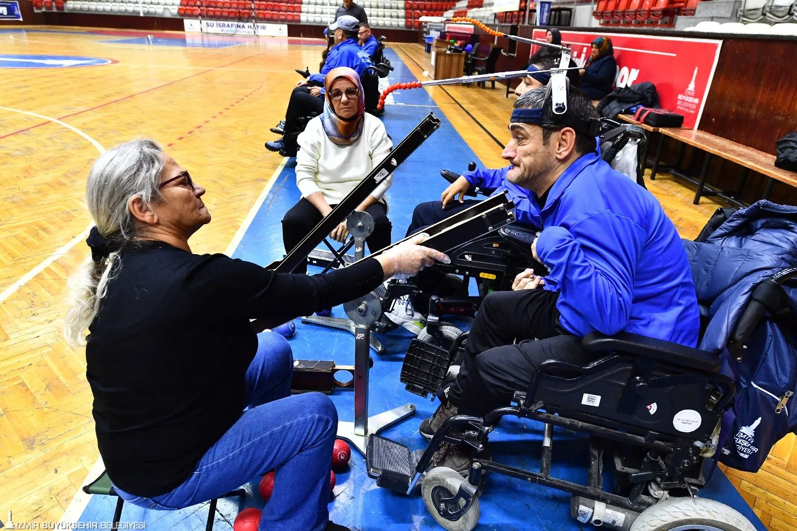 İzmir Büyükşehir Belediyesi'nin desteğiyle boccia sporunda büyük başarılar elde eden Evren Mutlu, engelleri aşarak Türkiye şampiyonlukları kazandı ve milli takım oyuncusu oldu.